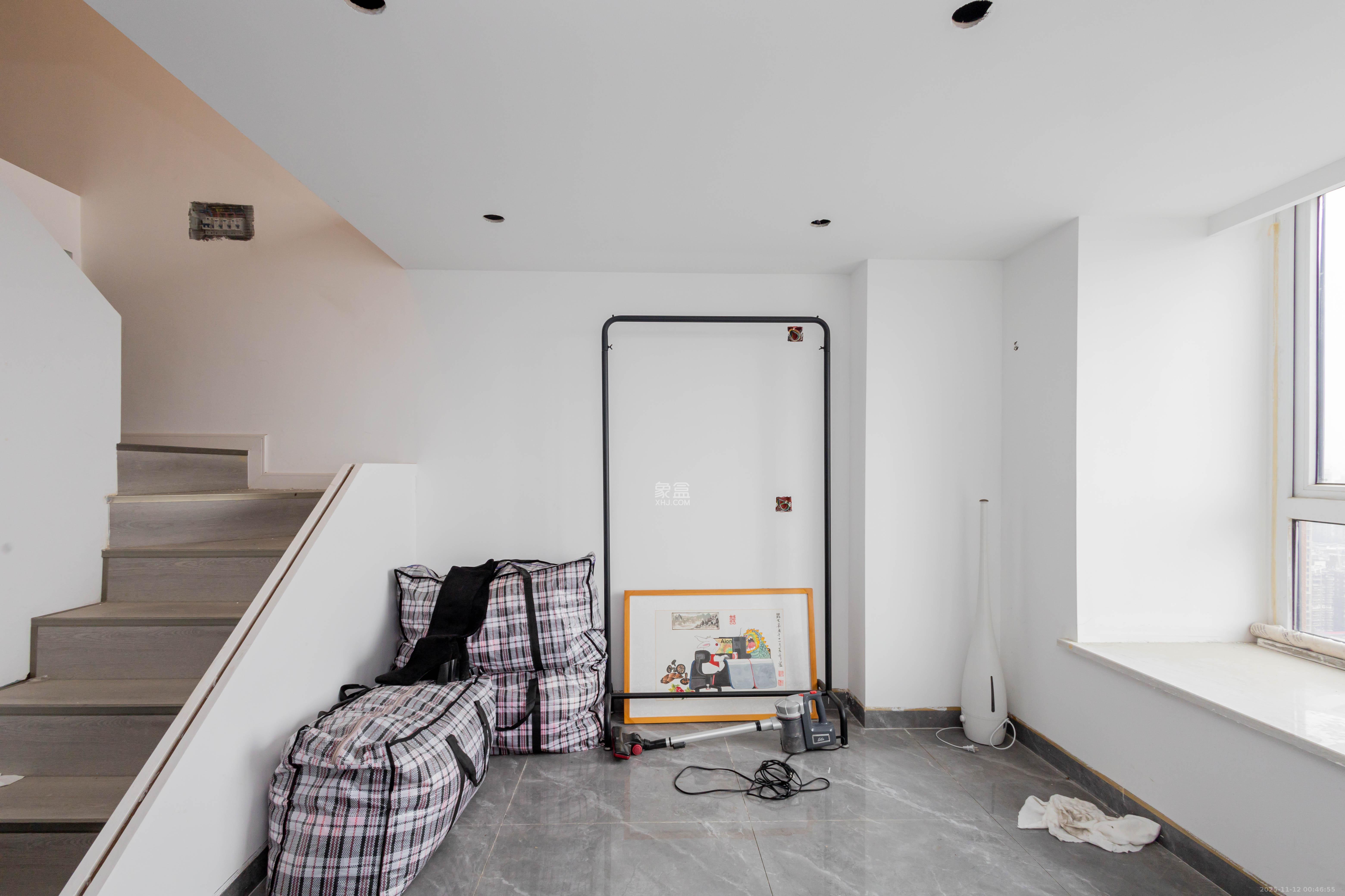 芙蓉万国城MOMA（卓越汇富苑）  2室1厅1卫    30.0万客厅