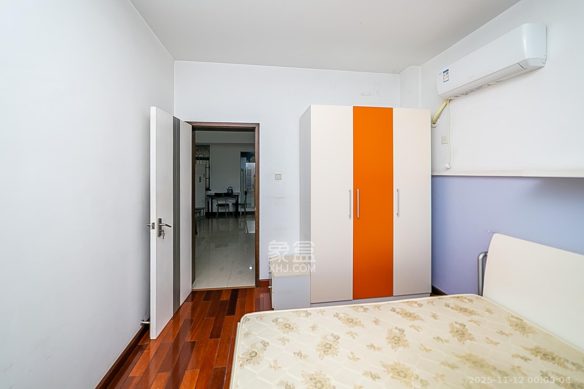 白沙花园  2室2厅2卫    56.0万卧室