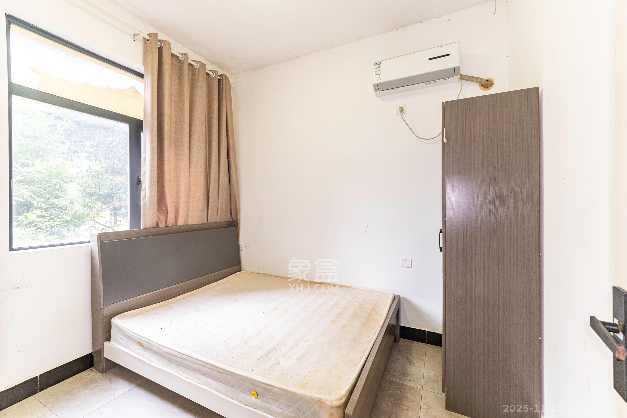 紫华郡 3室1厅1卫 40.0万 紫华郡 3室1厅1卫 40.0万卧室