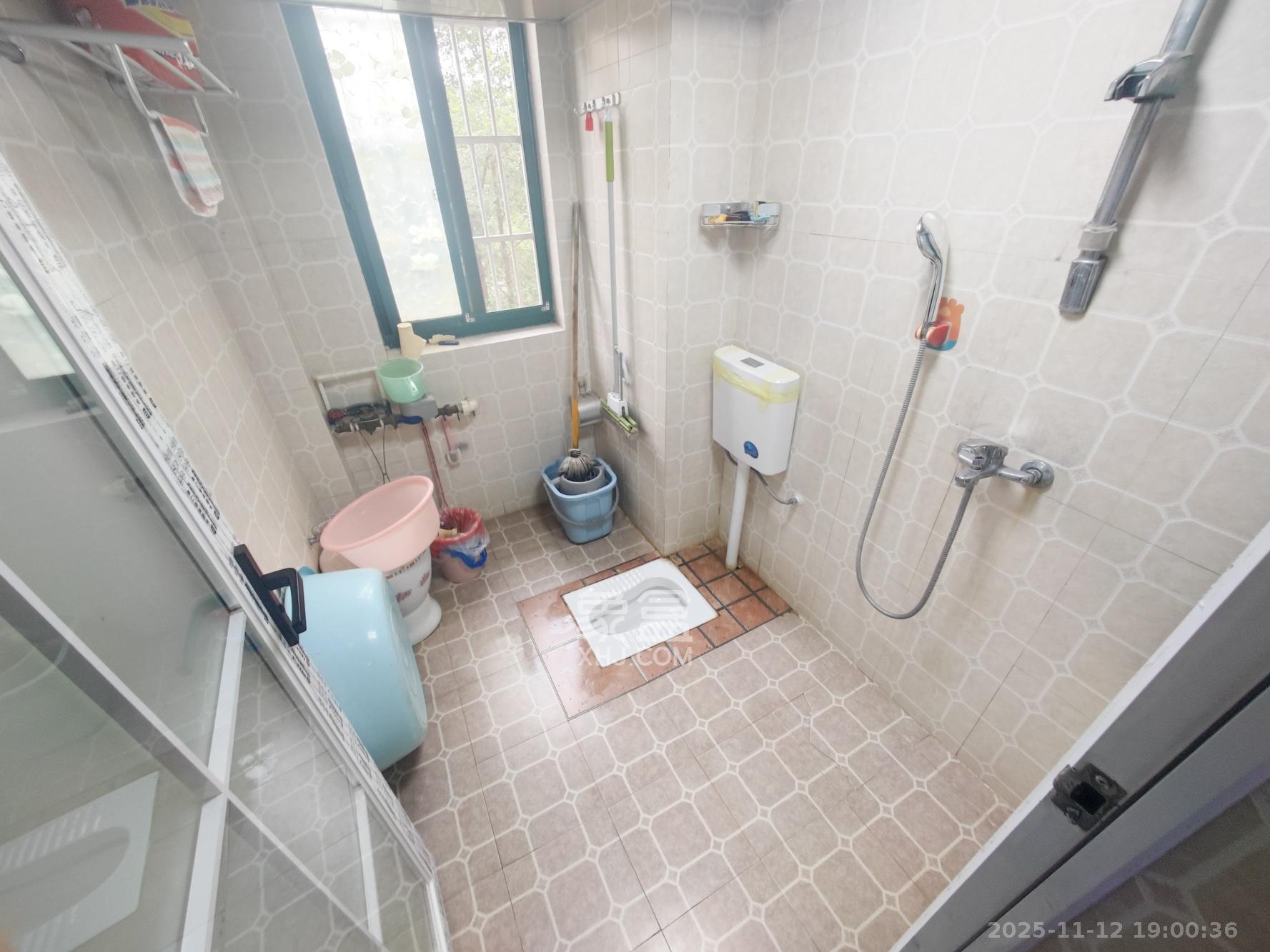 华盛世纪新城 4室2厅2卫 100.0万 华盛世纪新城 4室2厅2卫 100.0万卫生间