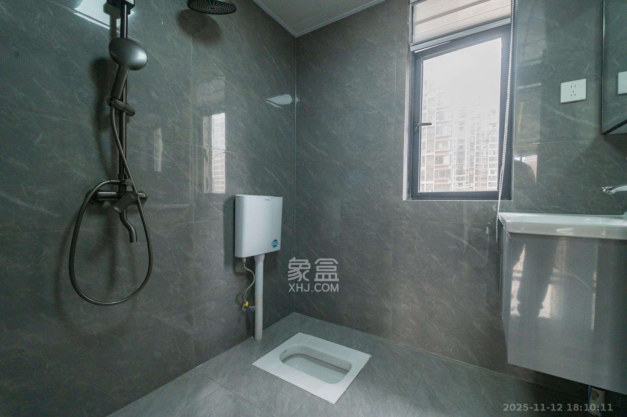 蓝山郡 4室2厅2卫 95.8万 蓝山郡 4室2厅2卫 95.8万卫生间