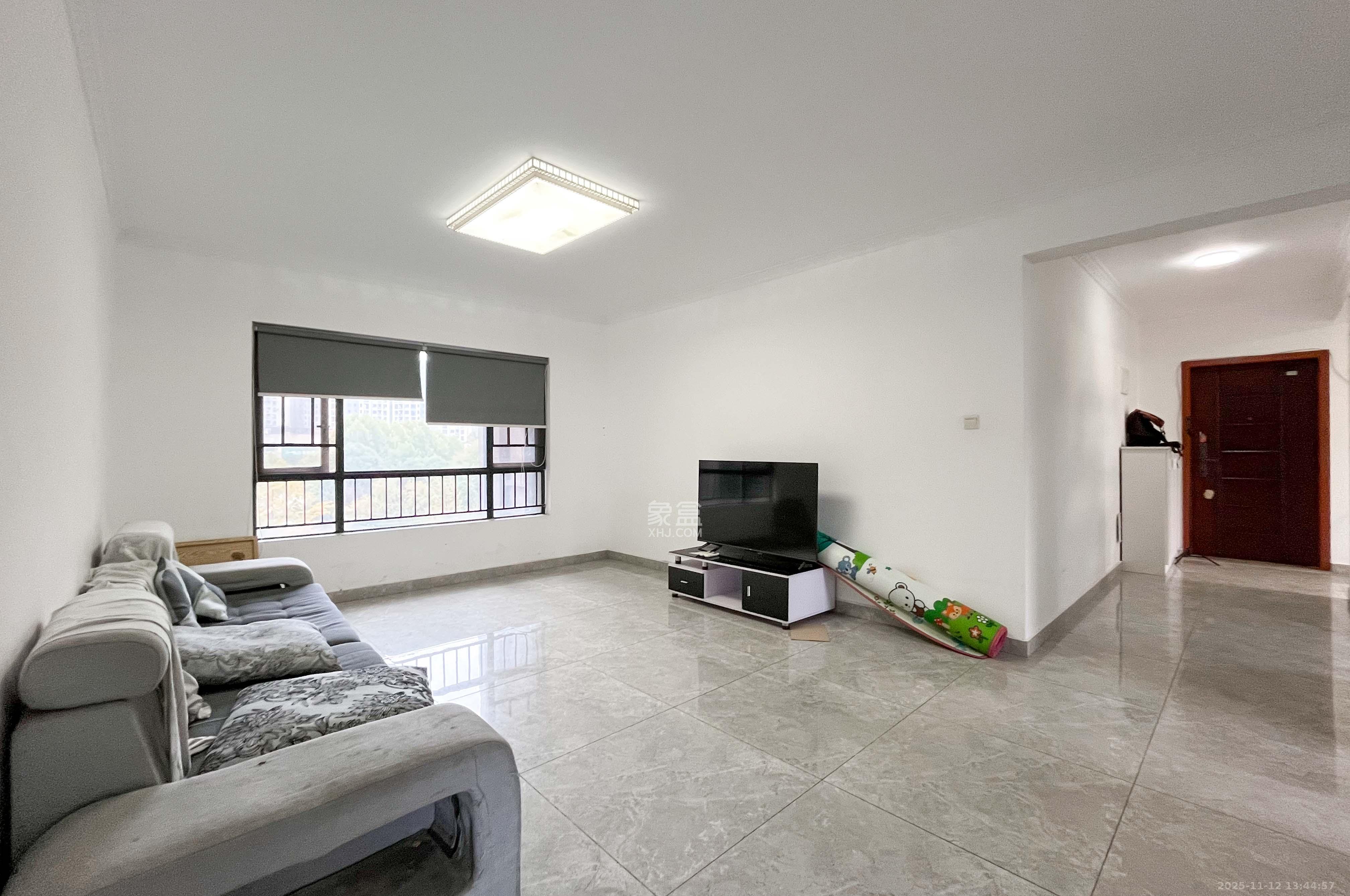 中海梅溪湖壹号  3室2厅2卫    182.0万客厅