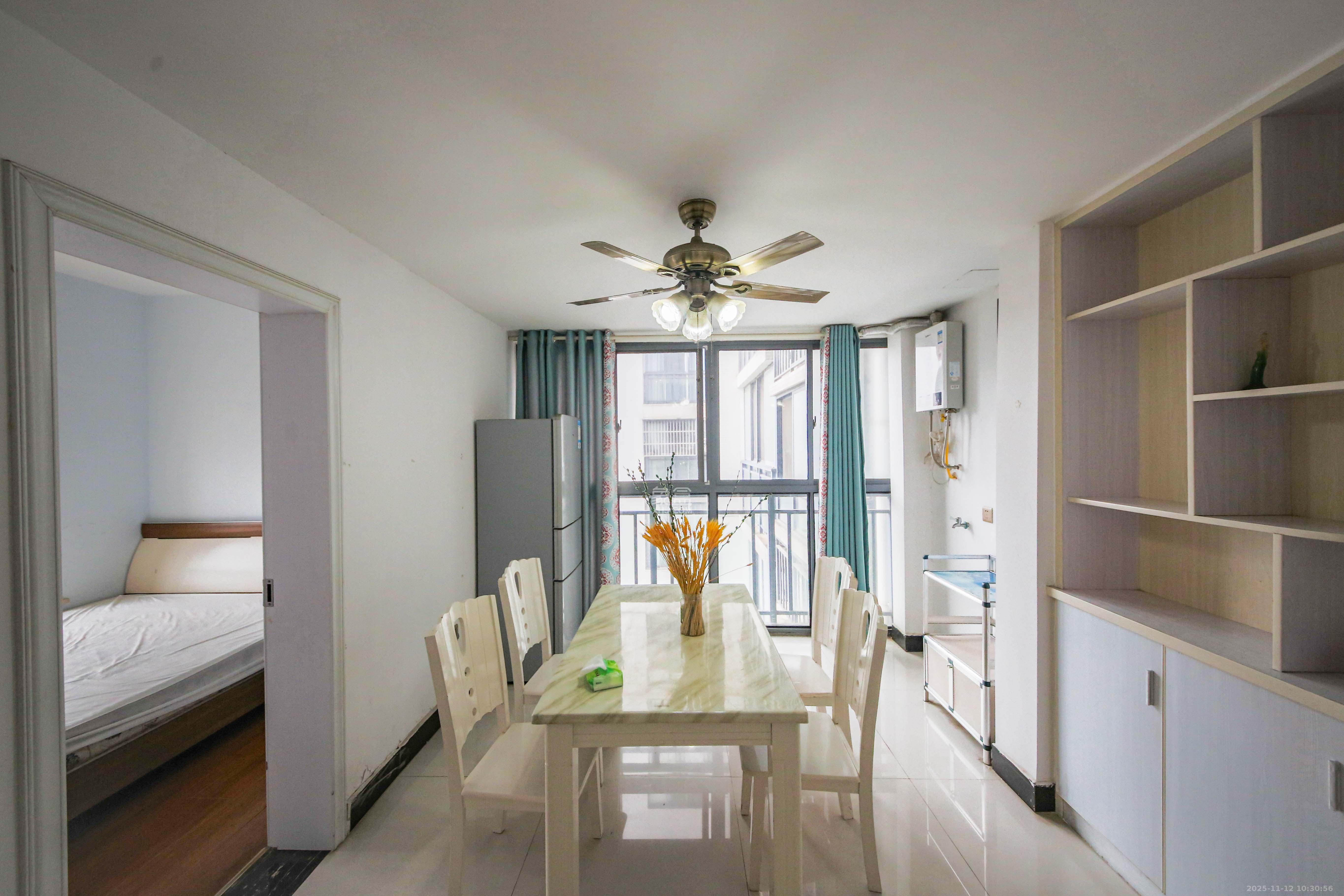 钱隆学府一、二期  3室2厅1卫    78.0万客厅