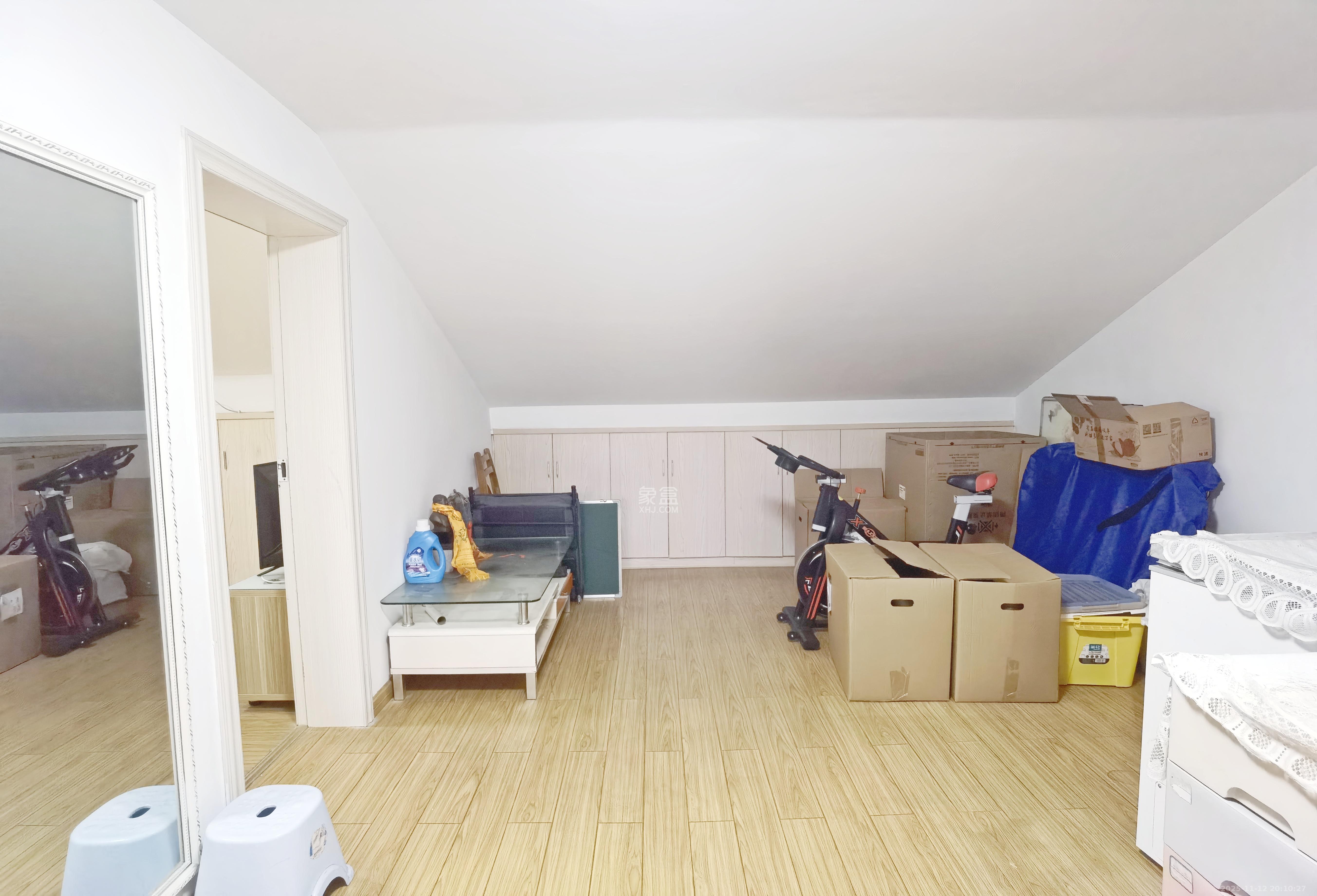 德润园  5室2厅1卫    72.0万其他