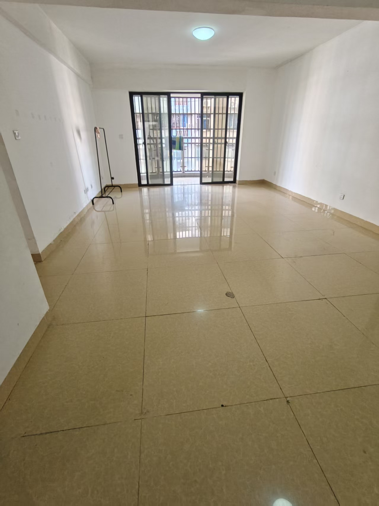 海南医学院第二附属医院职工宿舍区 4室2厅2卫 2800.0元/月 海南医学院第二附属医院职工宿舍区 4室2厅2卫 2800.0元/月户型图