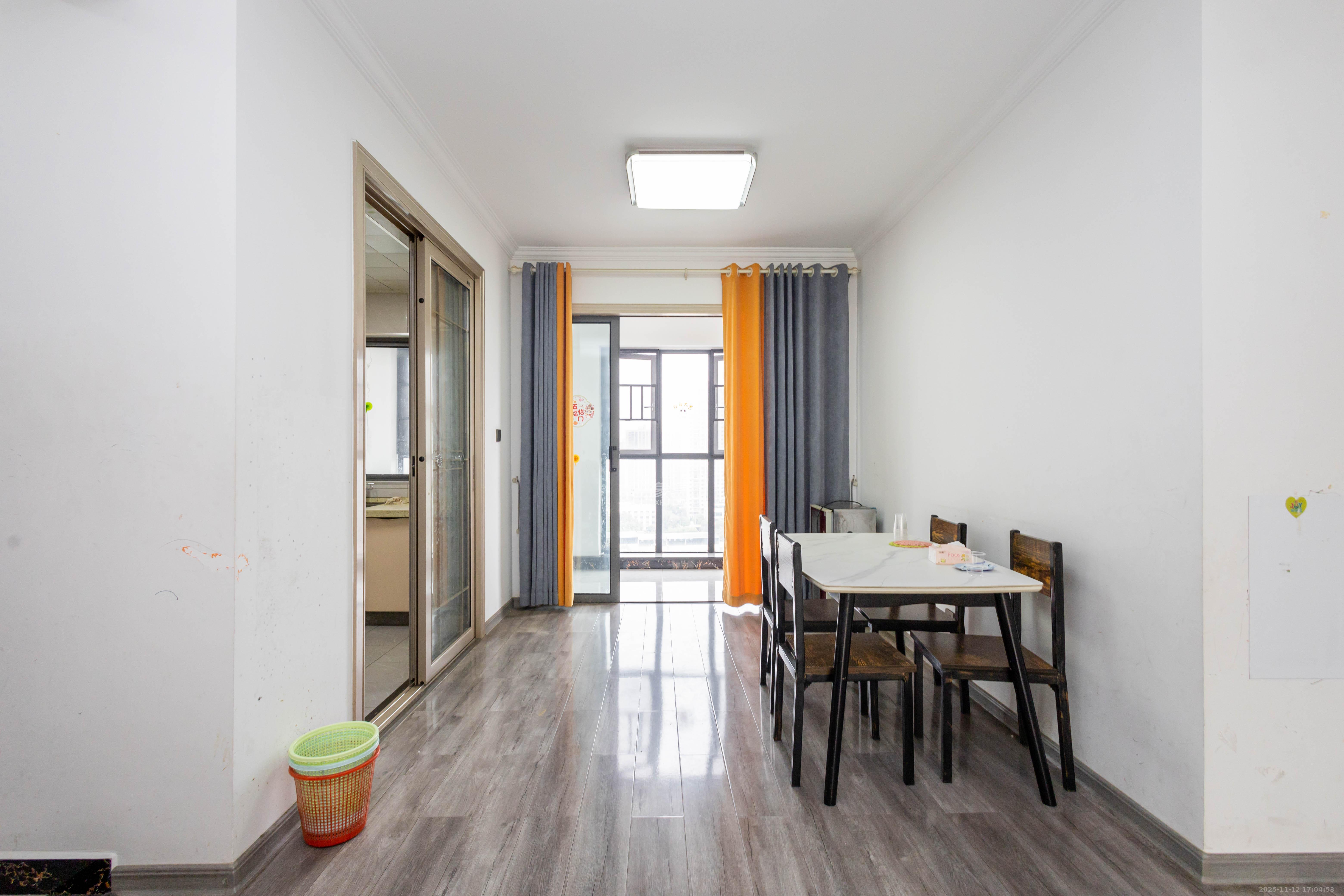 中交中央公园D4区 4室2厅2卫 148.0万 中交中央公园D4区 4室2厅2卫 148.0万客厅