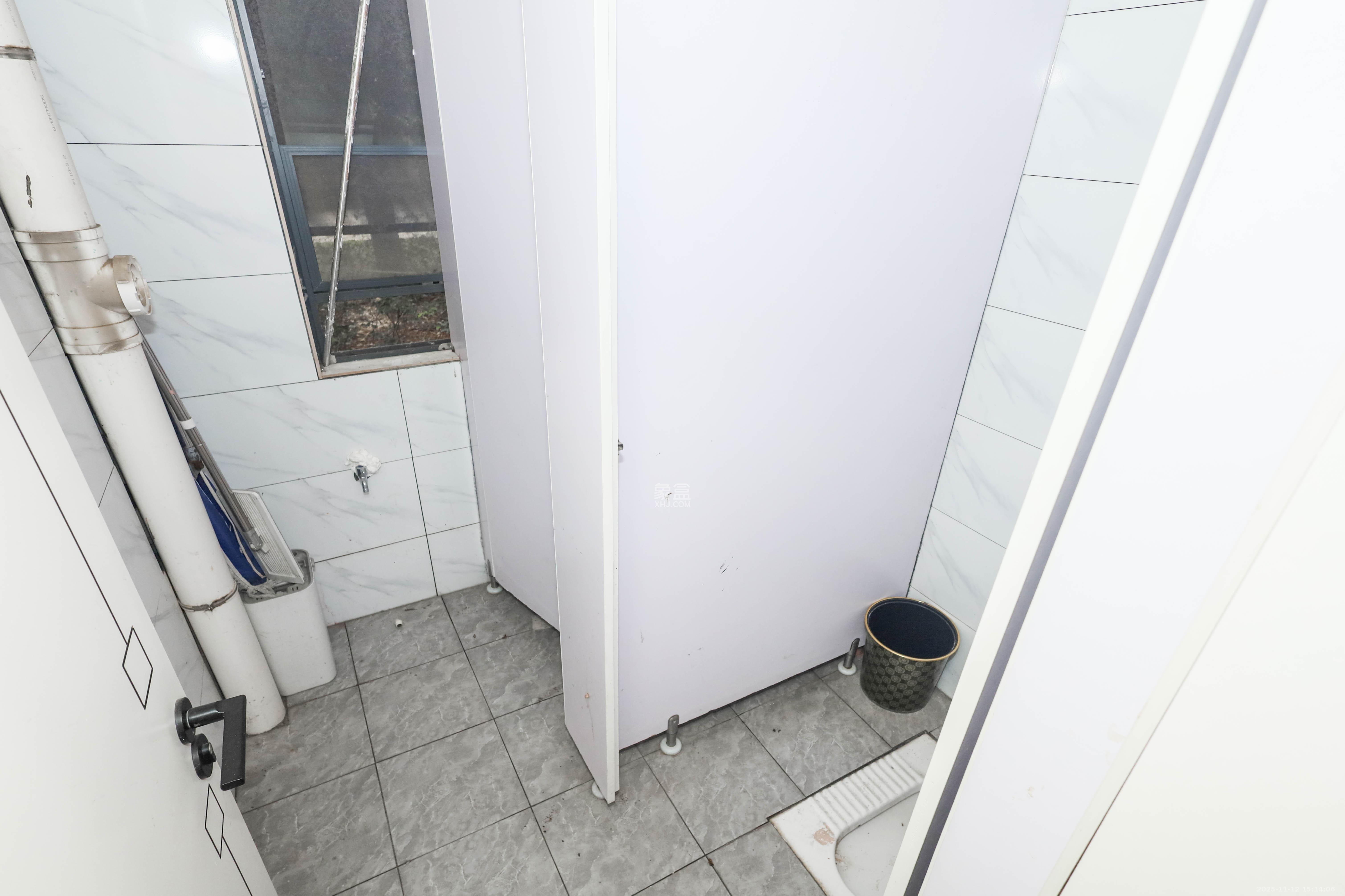 天元涉外景园C区 4室2厅1卫 145.0万 天元涉外景园C区 4室2厅1卫 145.0万卫生间