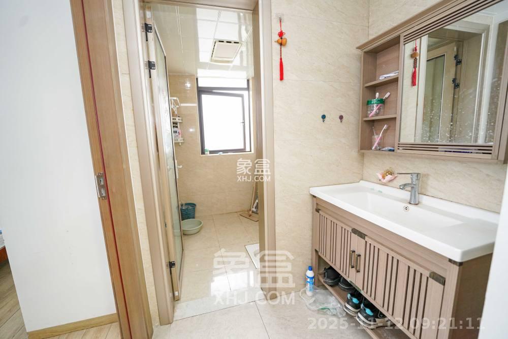 绿地新都会  3室2厅2卫    2300.0元/月室内图