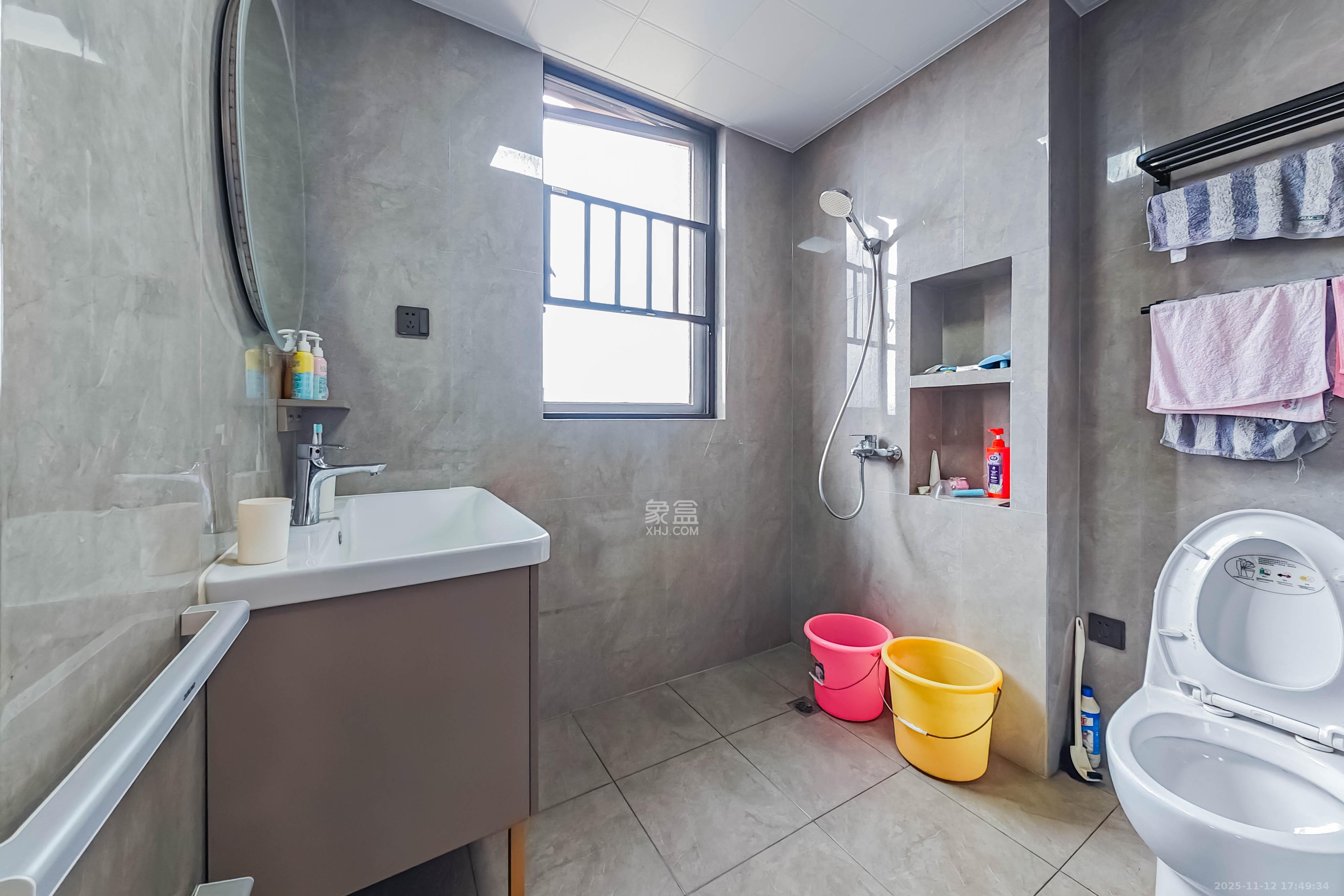 中天星耀城  4室2厅2卫    153.0万卫生间