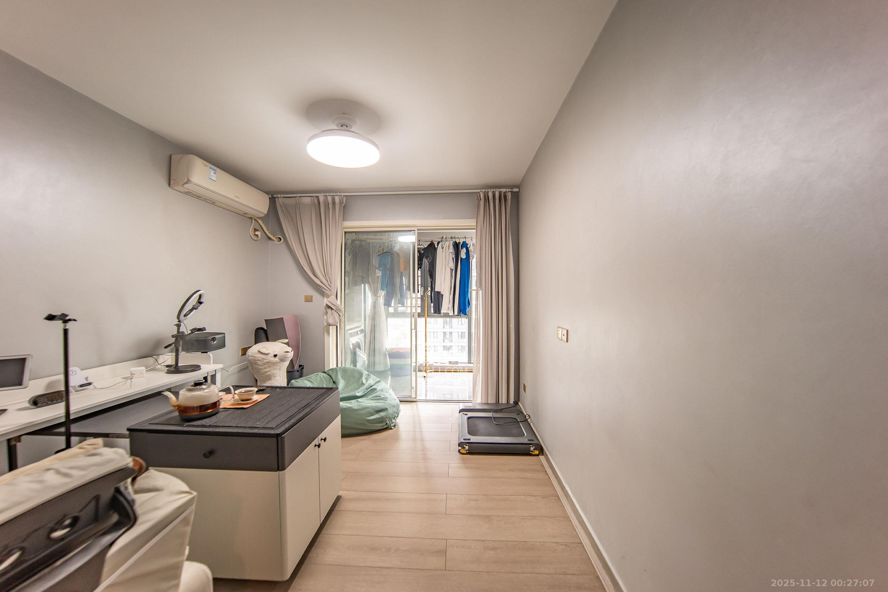 中海阅麓山一期  4室2厅2卫    220.0万卧室