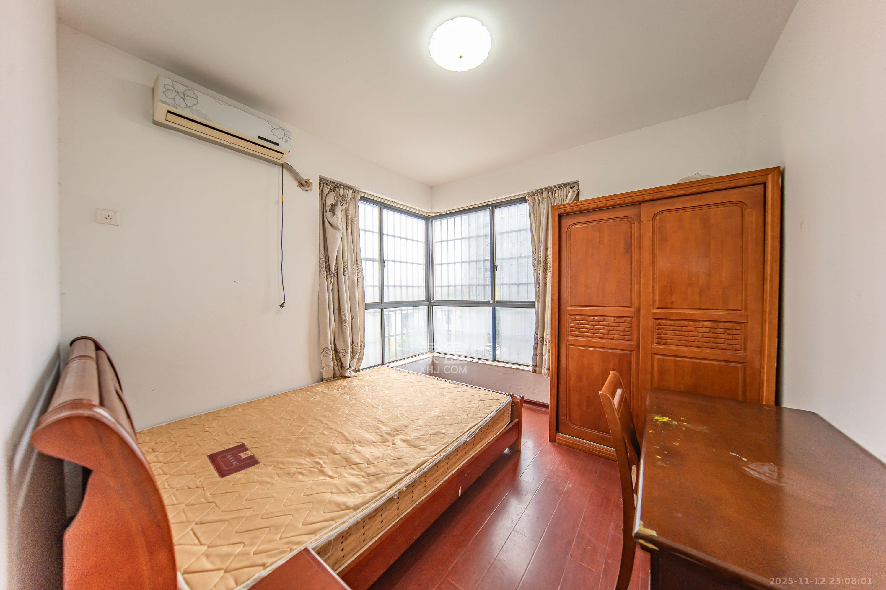 枫华府第  3室2厅2卫    63.8万卧室