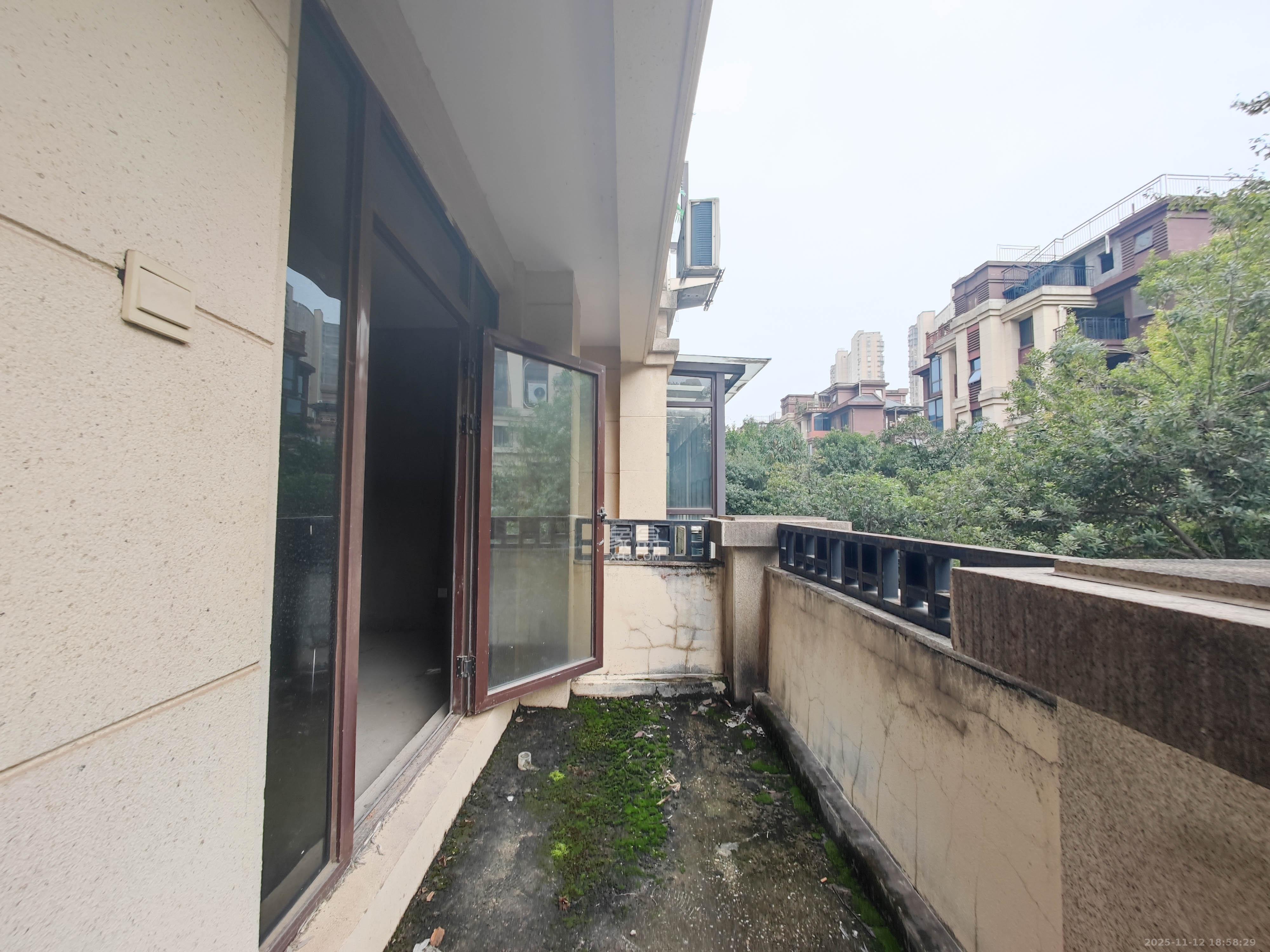 欧莱雅郡  4室2厅2卫    148.0万阳台