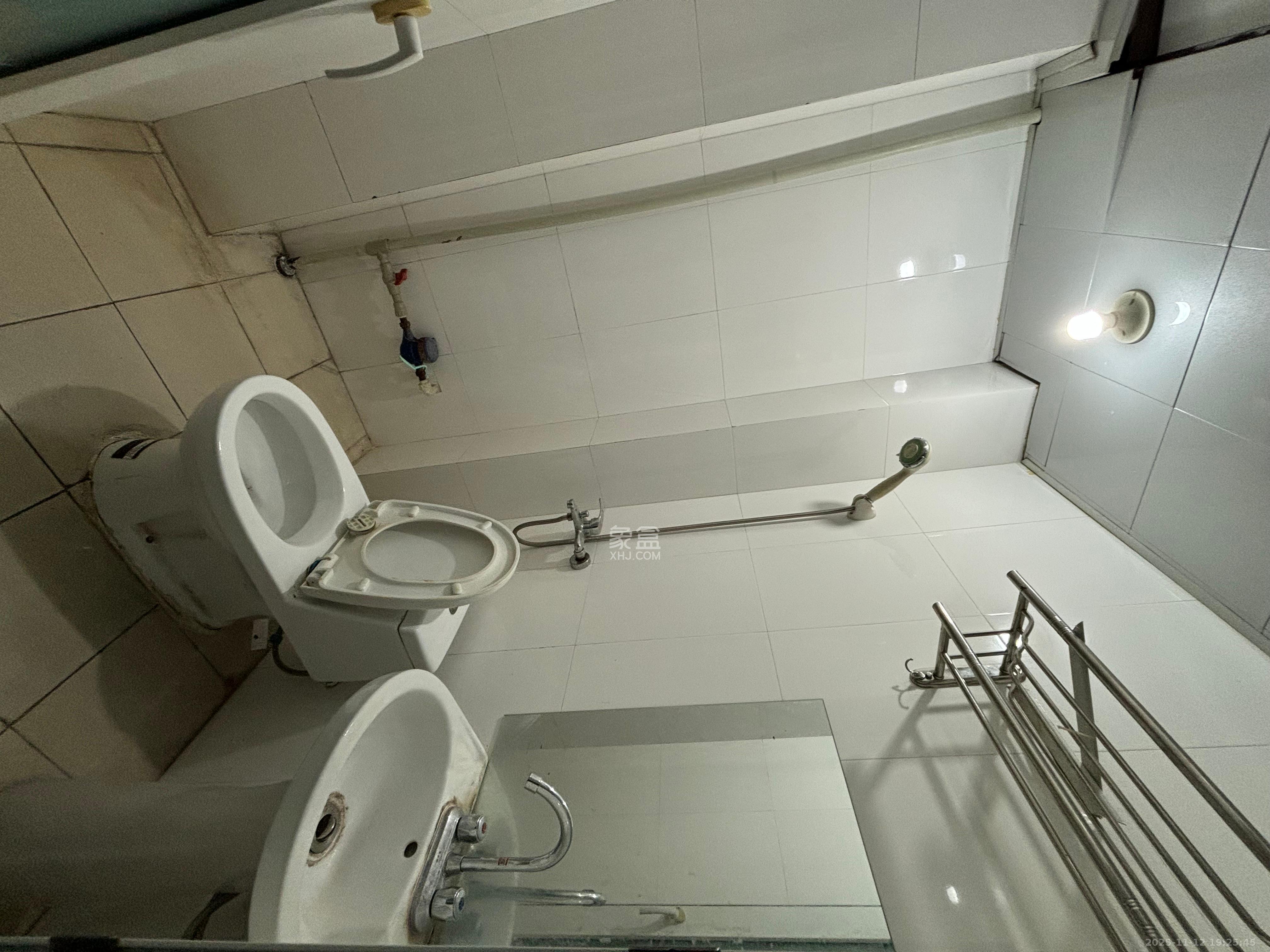 岳北社区 3室1厅2卫 2400.0元/月 岳北社区 3室1厅2卫 2400.0元/月室内图