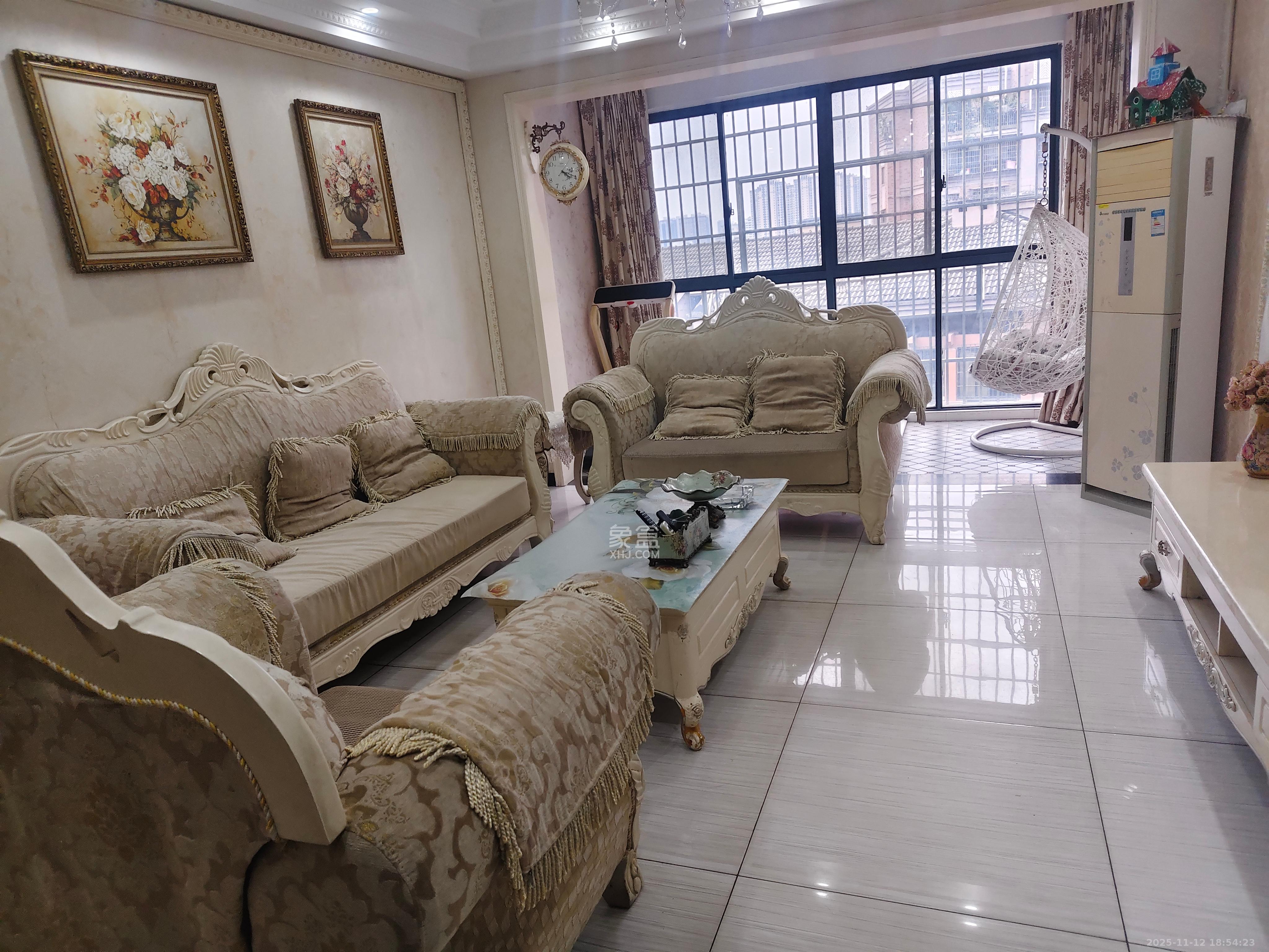 山水湾 3室2厅2卫 2300.0元/月 山水湾 3室2厅2卫 2300.0元/月室内图