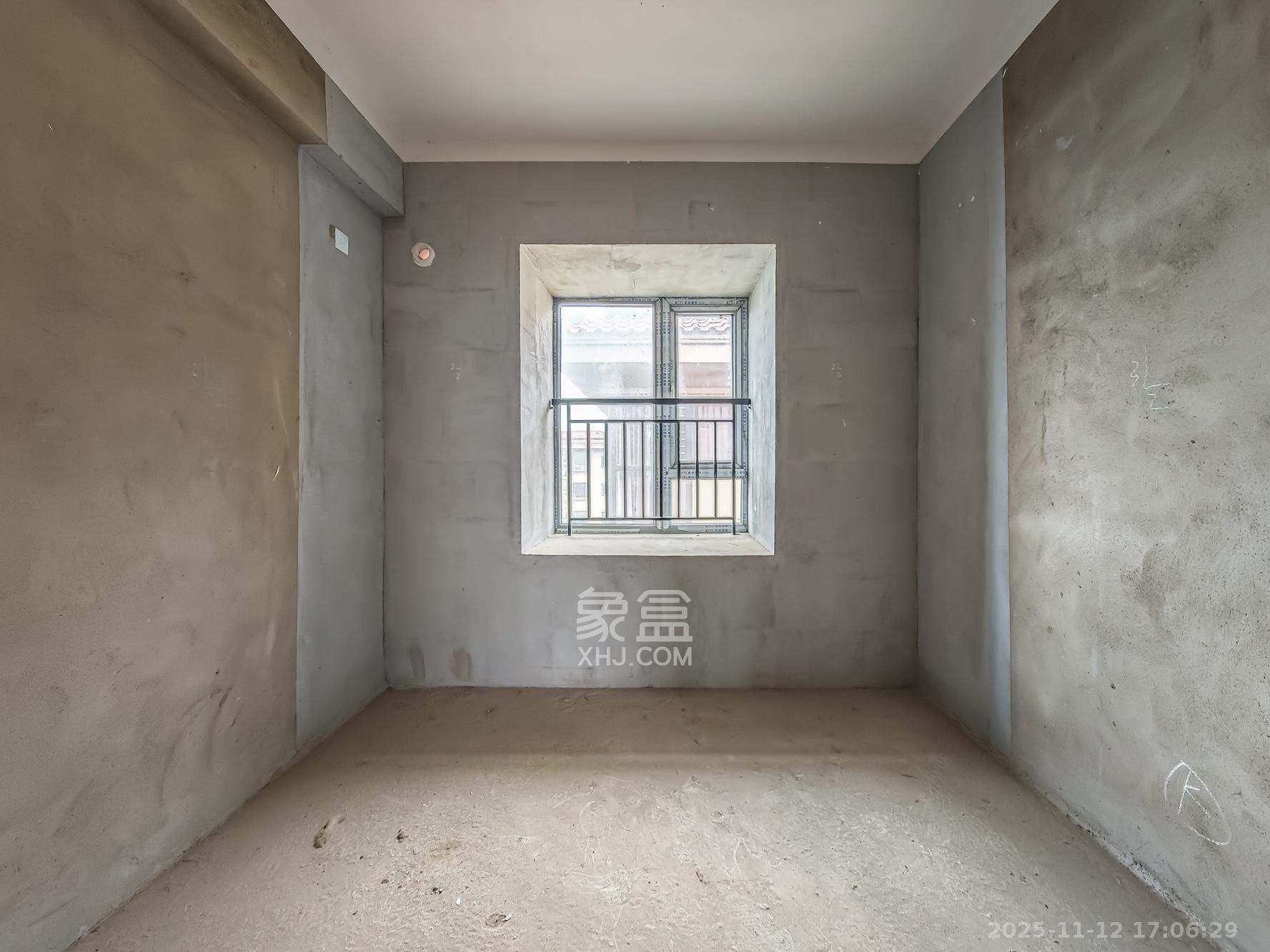 钱隆世家  4室2厅2卫    74.0万卧室