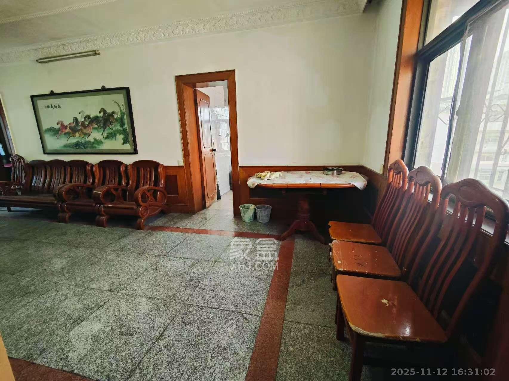 民主东街散盘  3室2厅2卫    1600.0元/月室内图