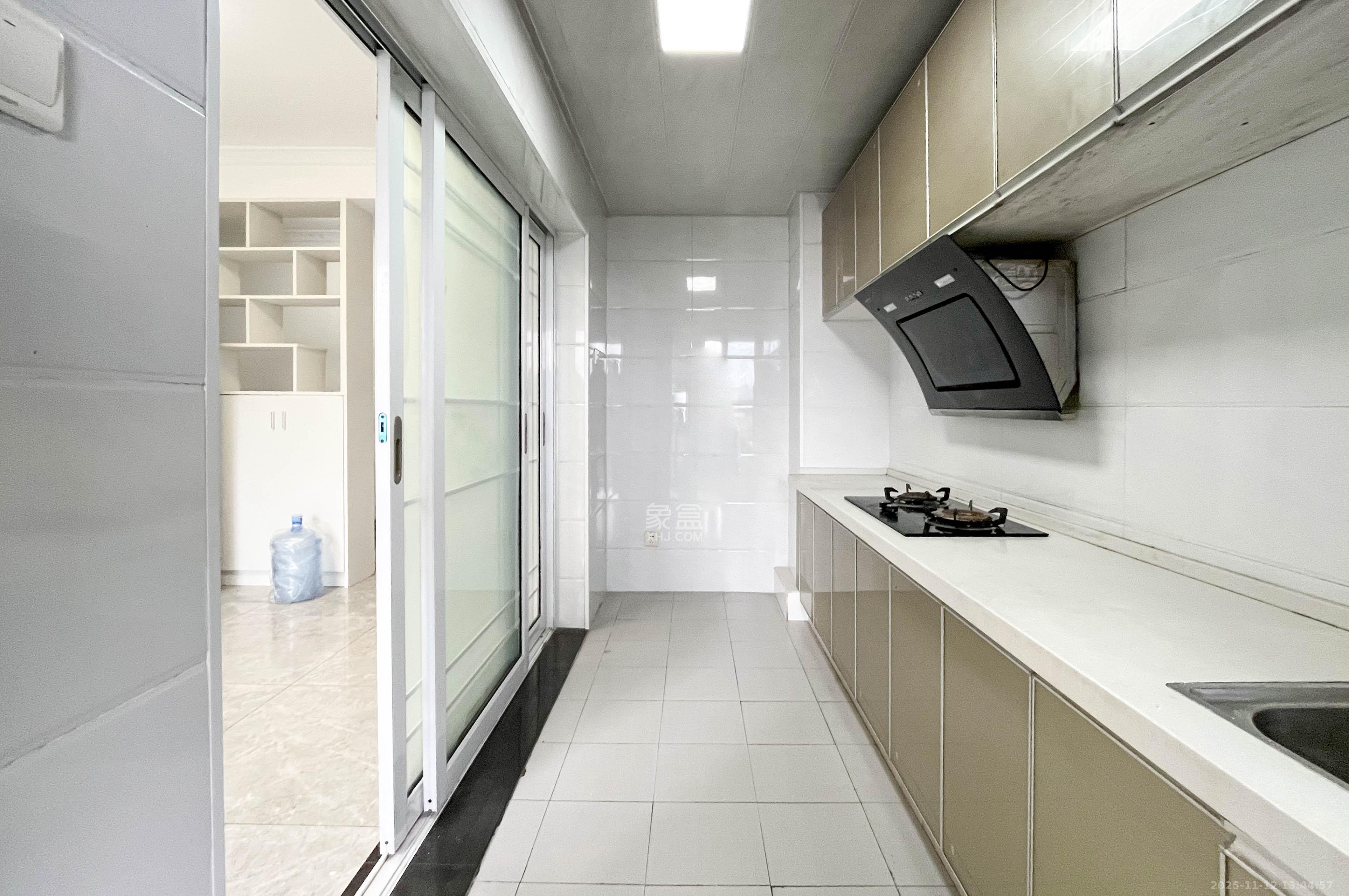 中海梅溪湖壹号 3室2厅2卫 182.0万 中海梅溪湖壹号 3室2厅2卫 182.0万厨房