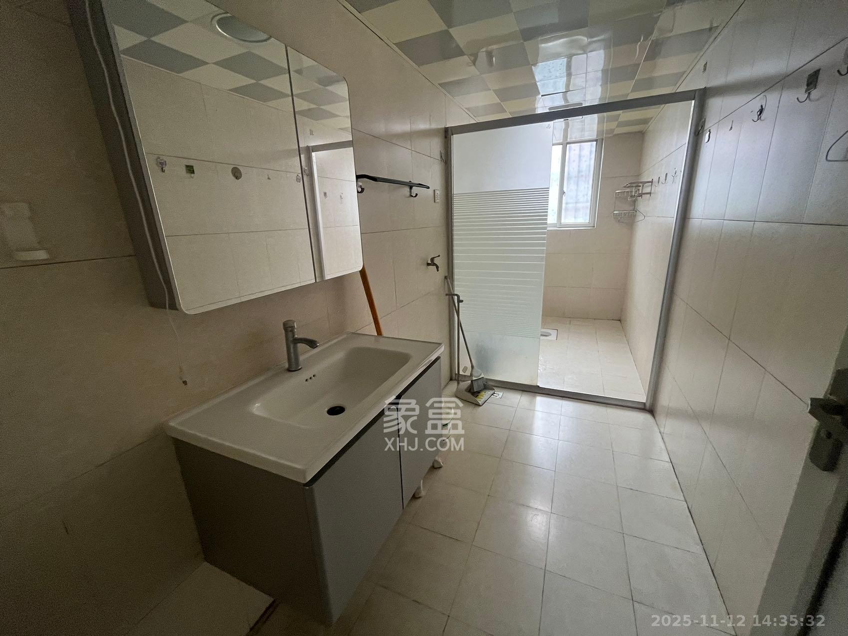 嘉盛华庭（一期、二期、三期）  3室2厅1卫    2700.0元/月室内图