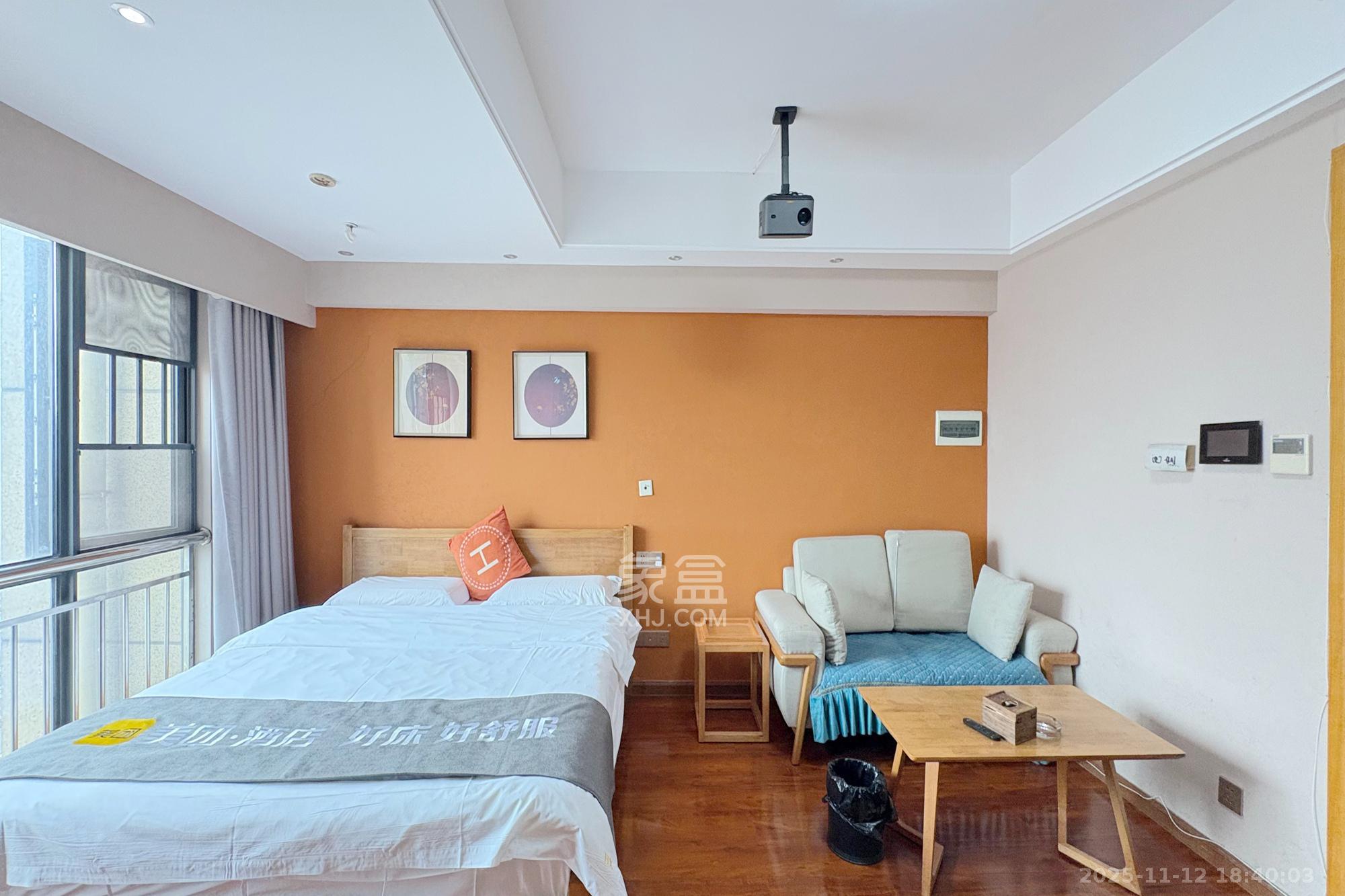 五一钻界  1室1厅1卫    42.0万客厅