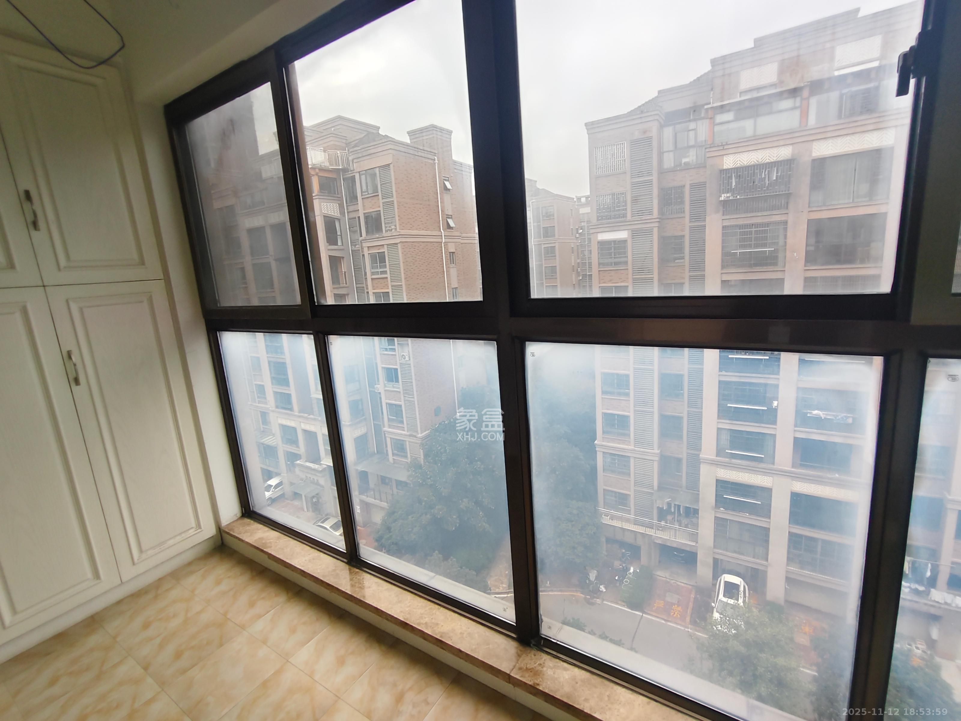 山水湾  3室2厅2卫    2300.0元/月室内图