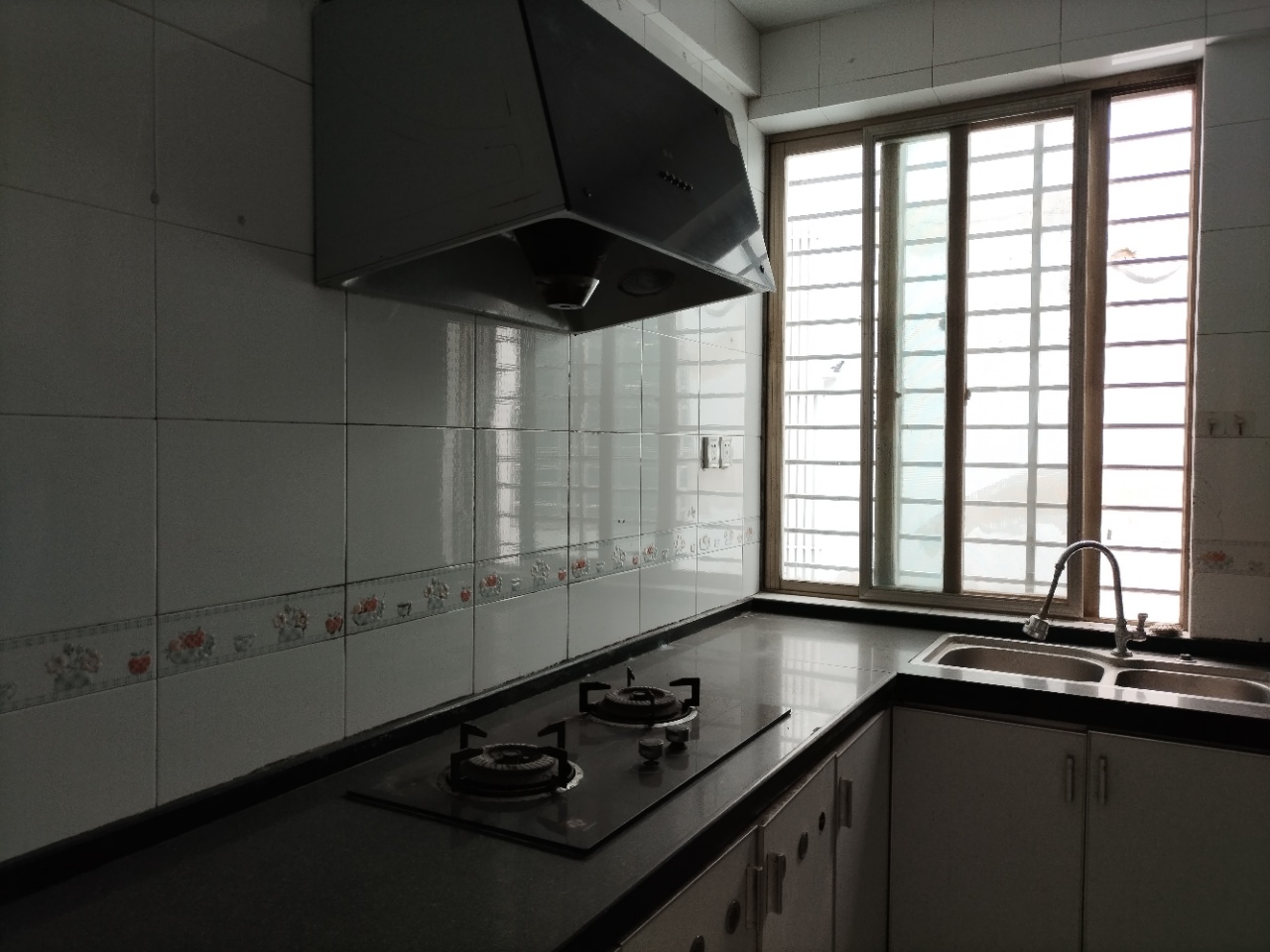 金鹿公寓  3室2厅2卫    160.0万客厅