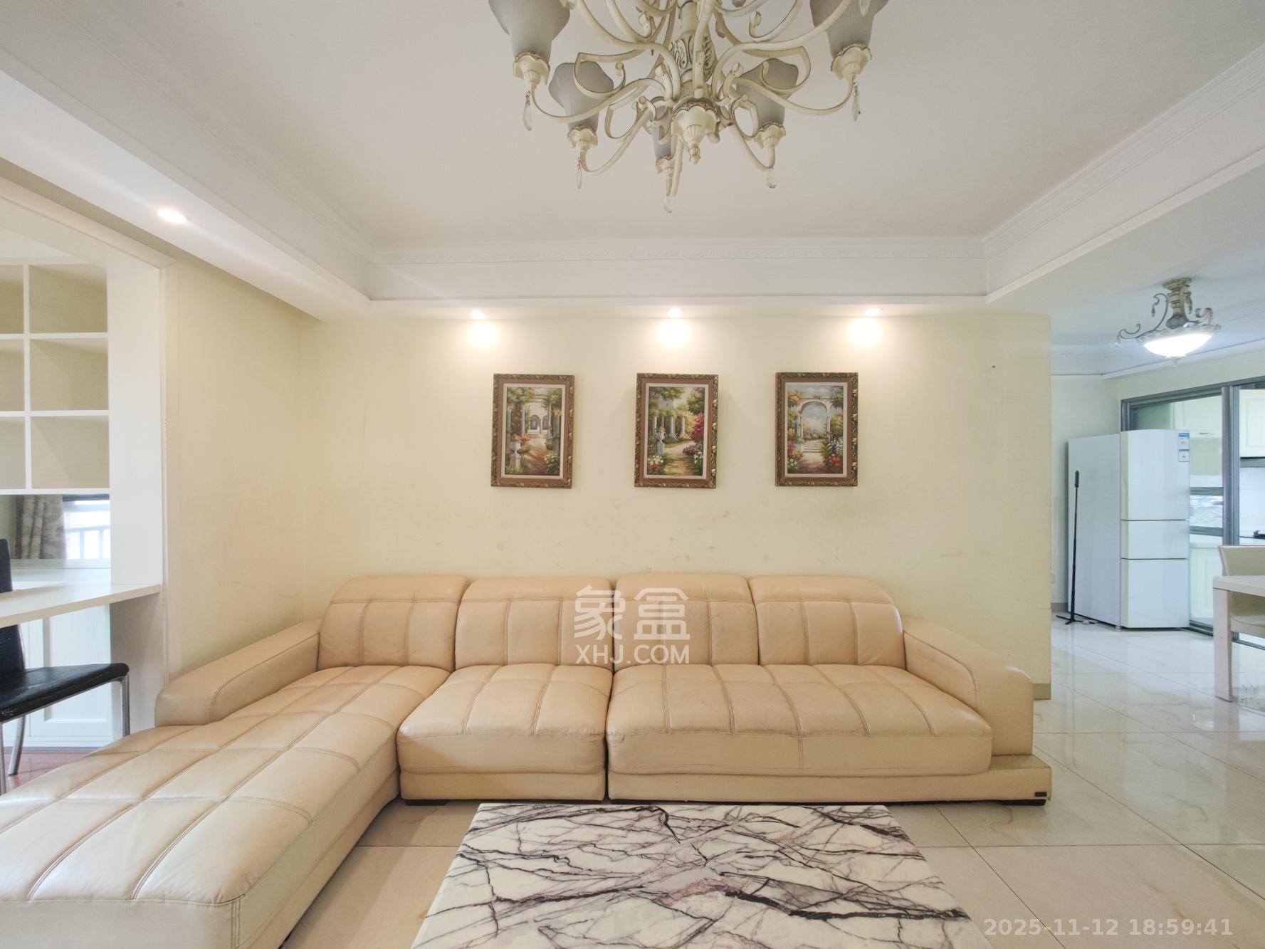 翡翠云天 1室1厅1卫 68.0万 翡翠云天 1室1厅1卫 68.0万客厅