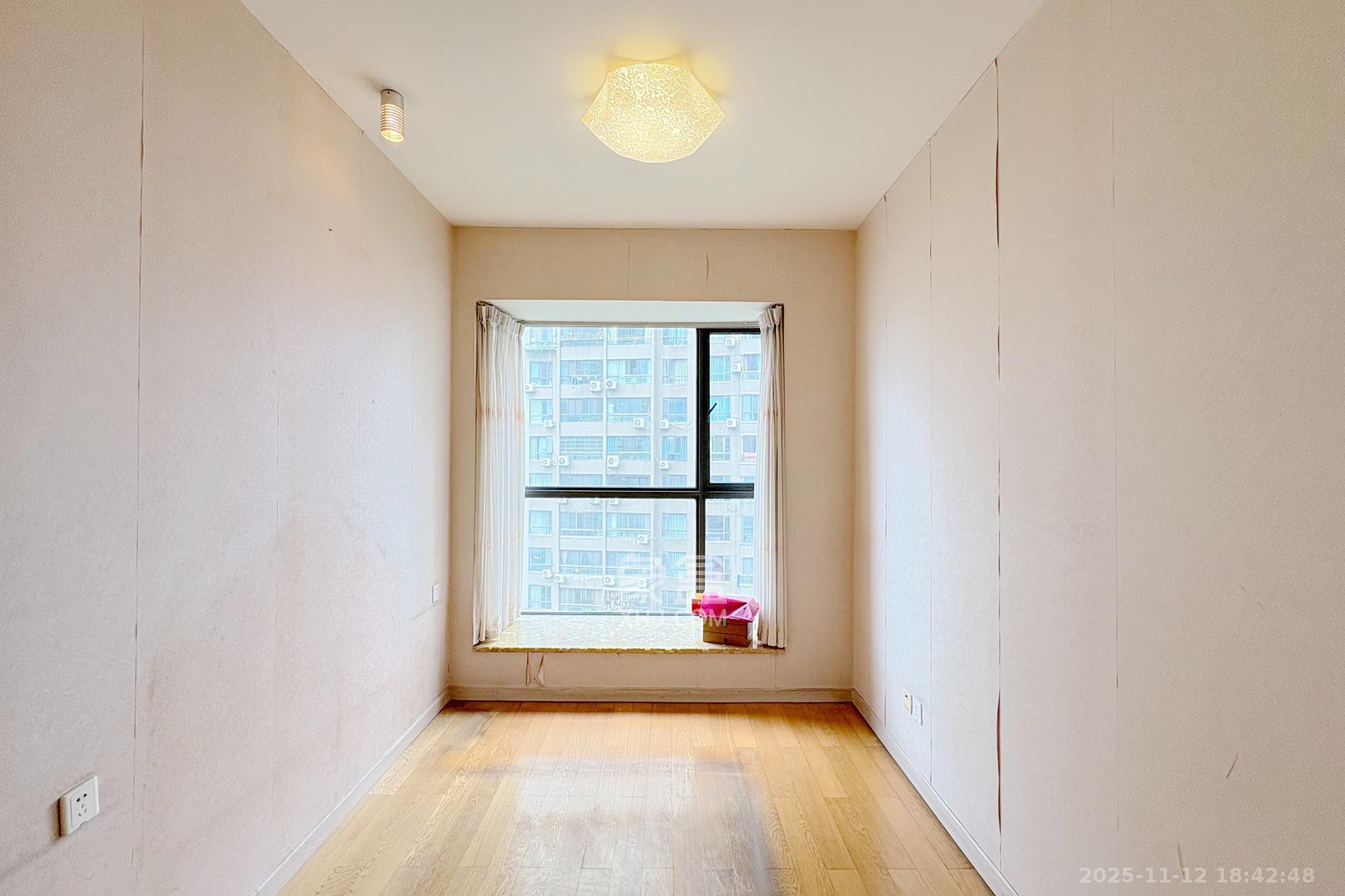 盛世美居荷园 2室2厅2卫 110.0万 盛世美居荷园 2室2厅2卫 110.0万卧室