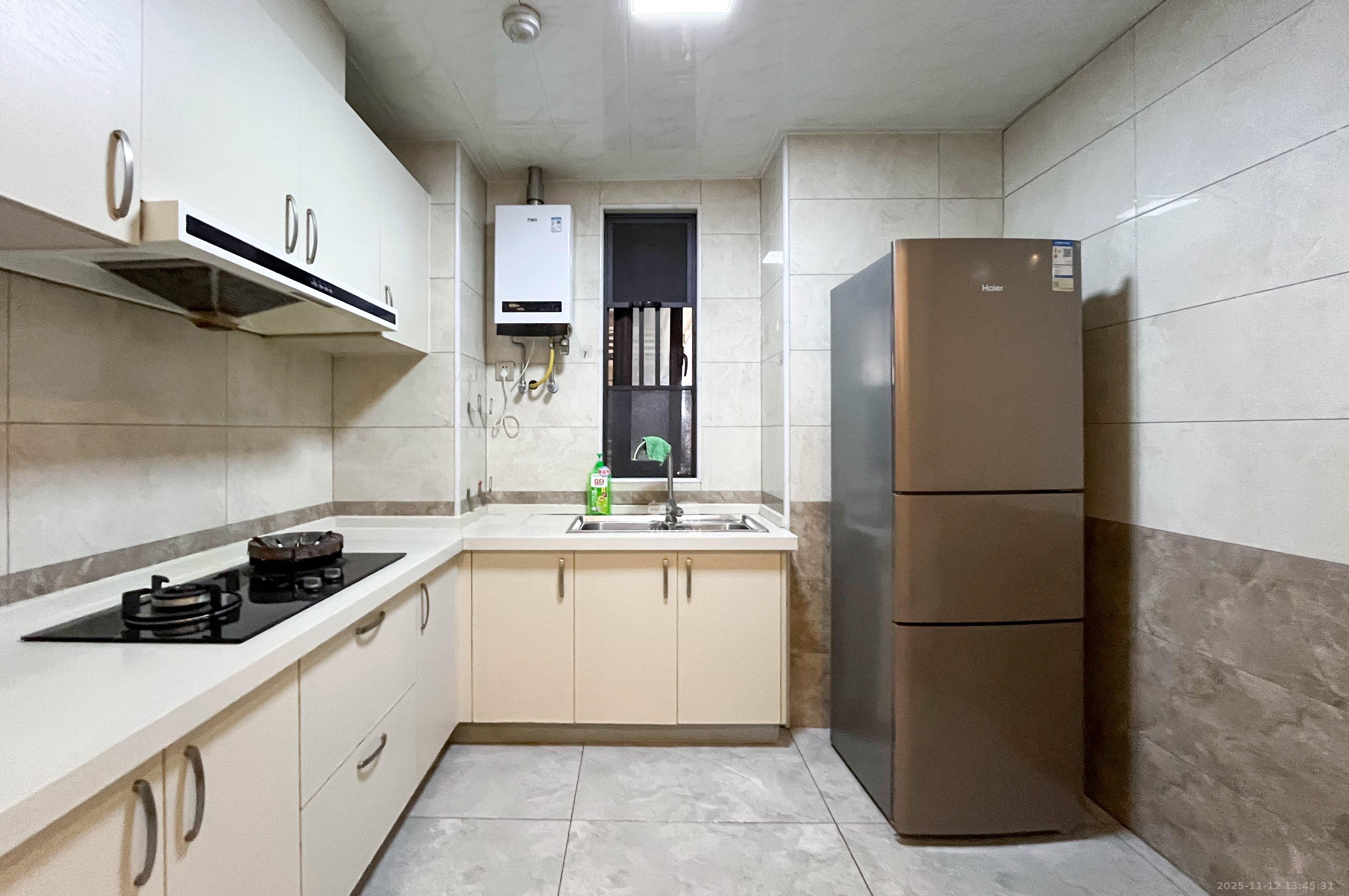 卓越浅水湾  3室2厅2卫    140.0万厨房