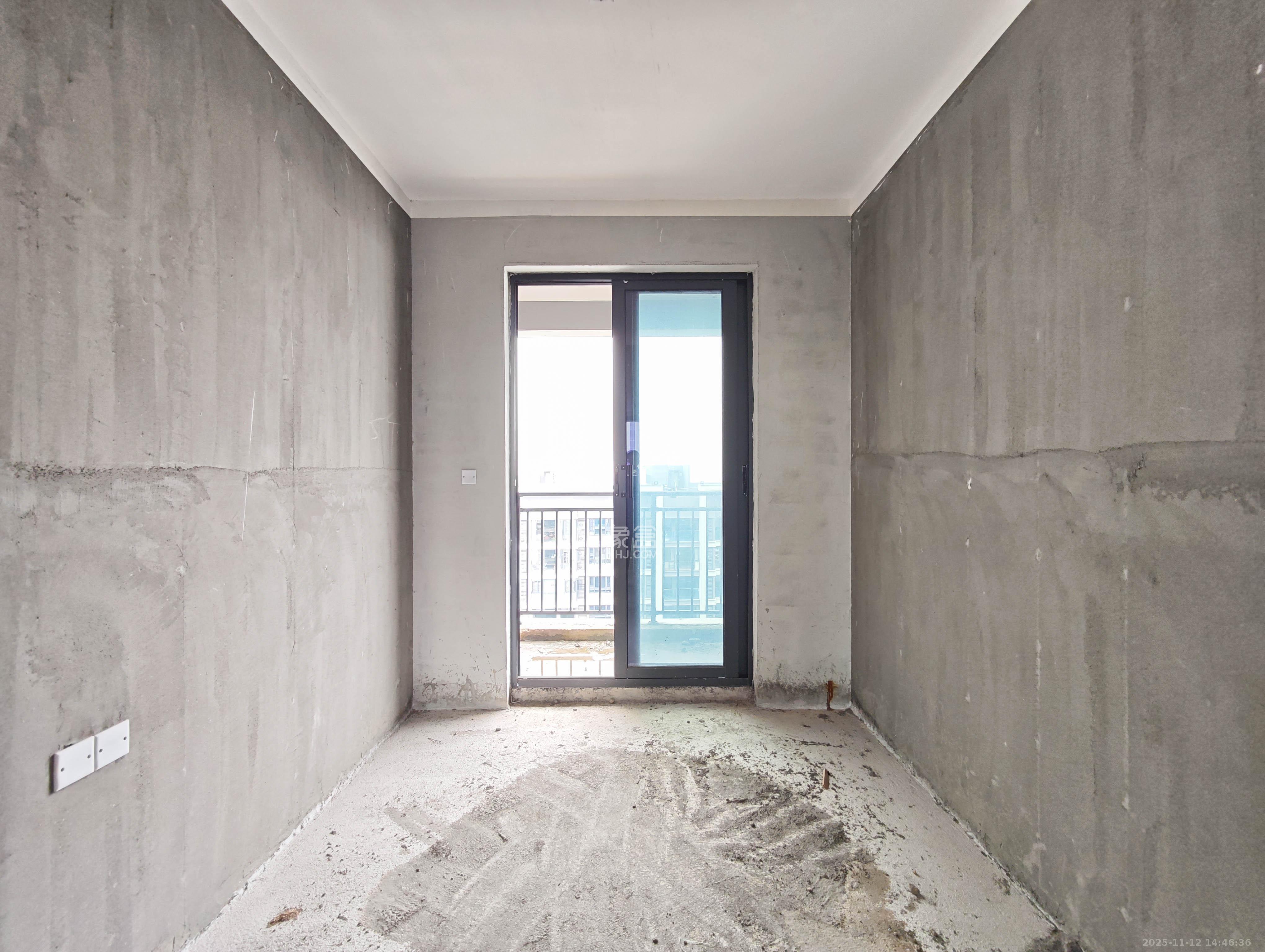 融创会展上东区 5室2厅3卫 180.0万 融创会展上东区 5室2厅3卫 180.0万卧室