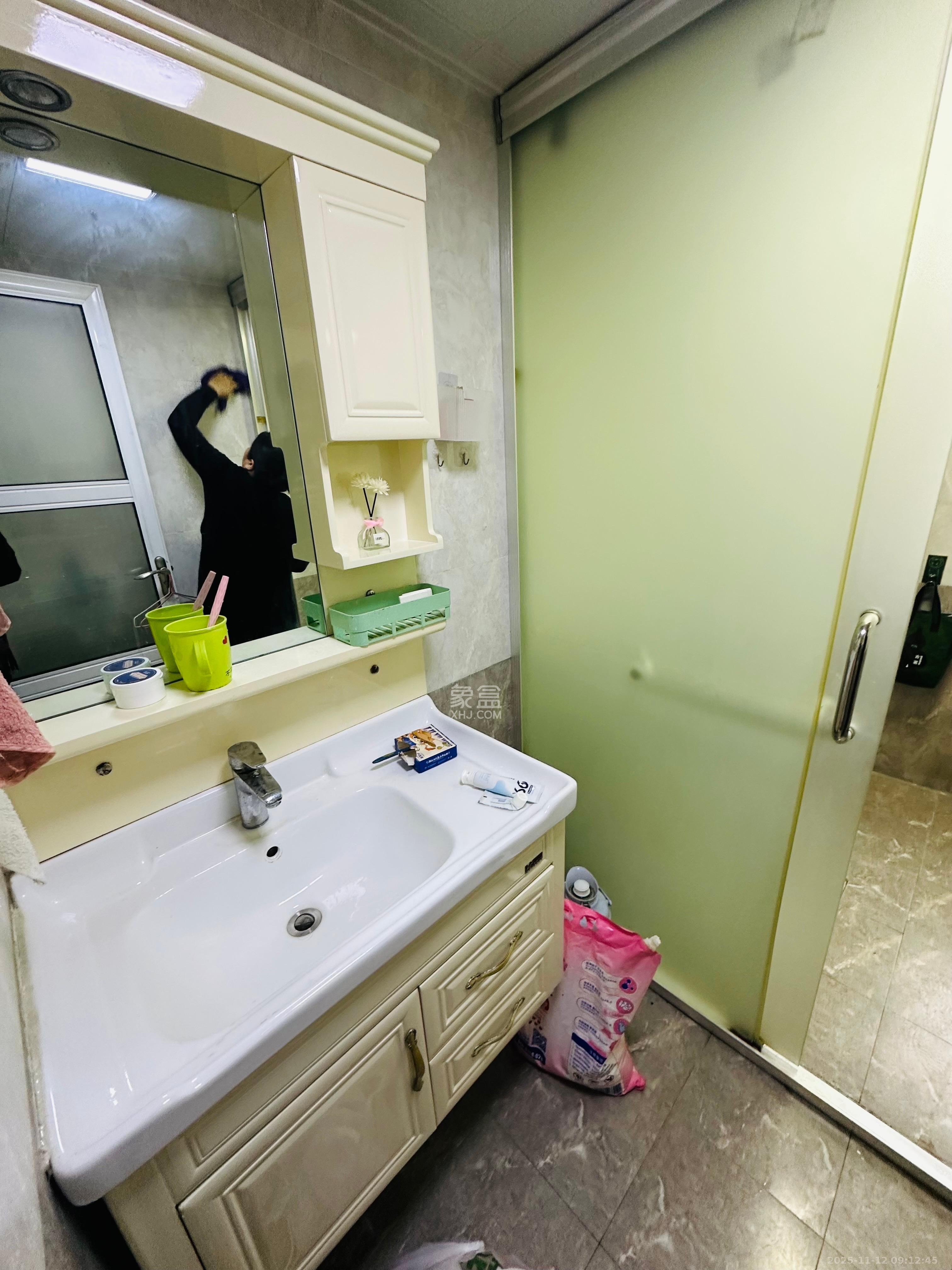 振业城二期  3室2厅1卫    3200.0元/月室内图