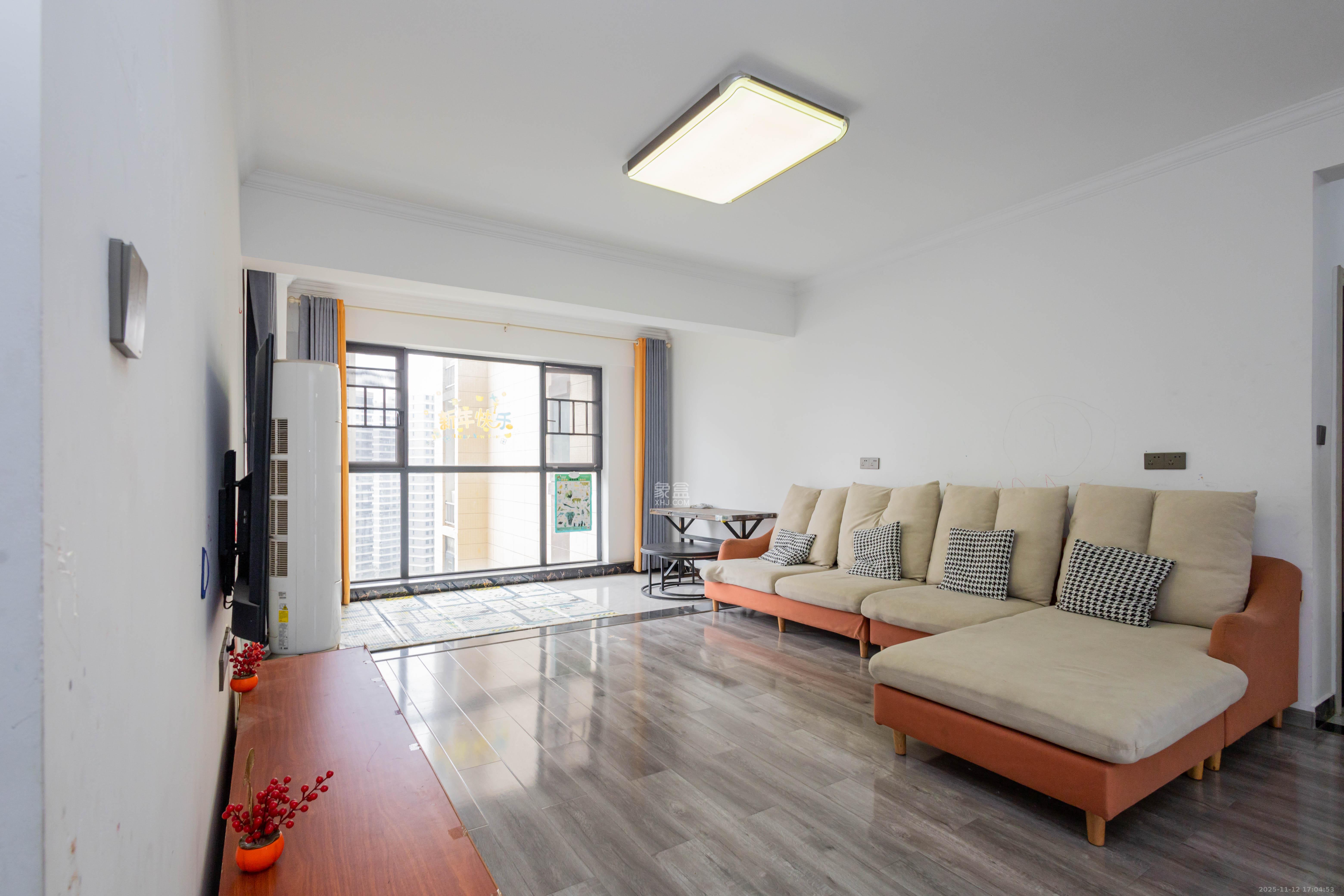 中交中央公园D4区  4室2厅2卫    148.0万客厅