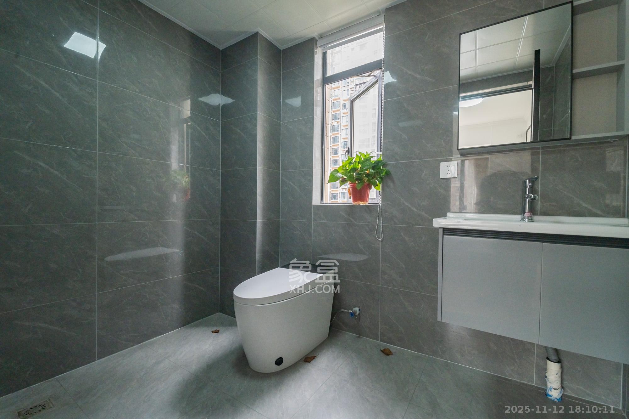 蓝山郡 4室2厅2卫 95.8万 蓝山郡 4室2厅2卫 95.8万卫生间