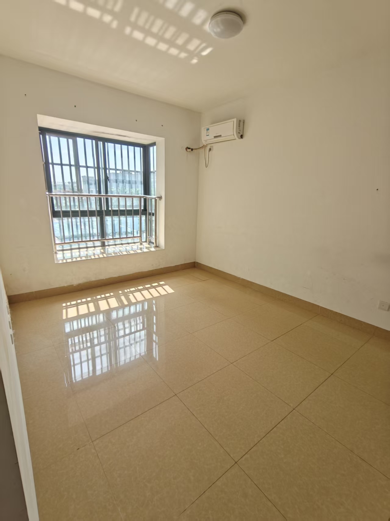 海南医学院第二附属医院职工宿舍区 4室2厅2卫 2800.0元/月 海南医学院第二附属医院职工宿舍区 4室2厅2卫 2800.0元/月户型图