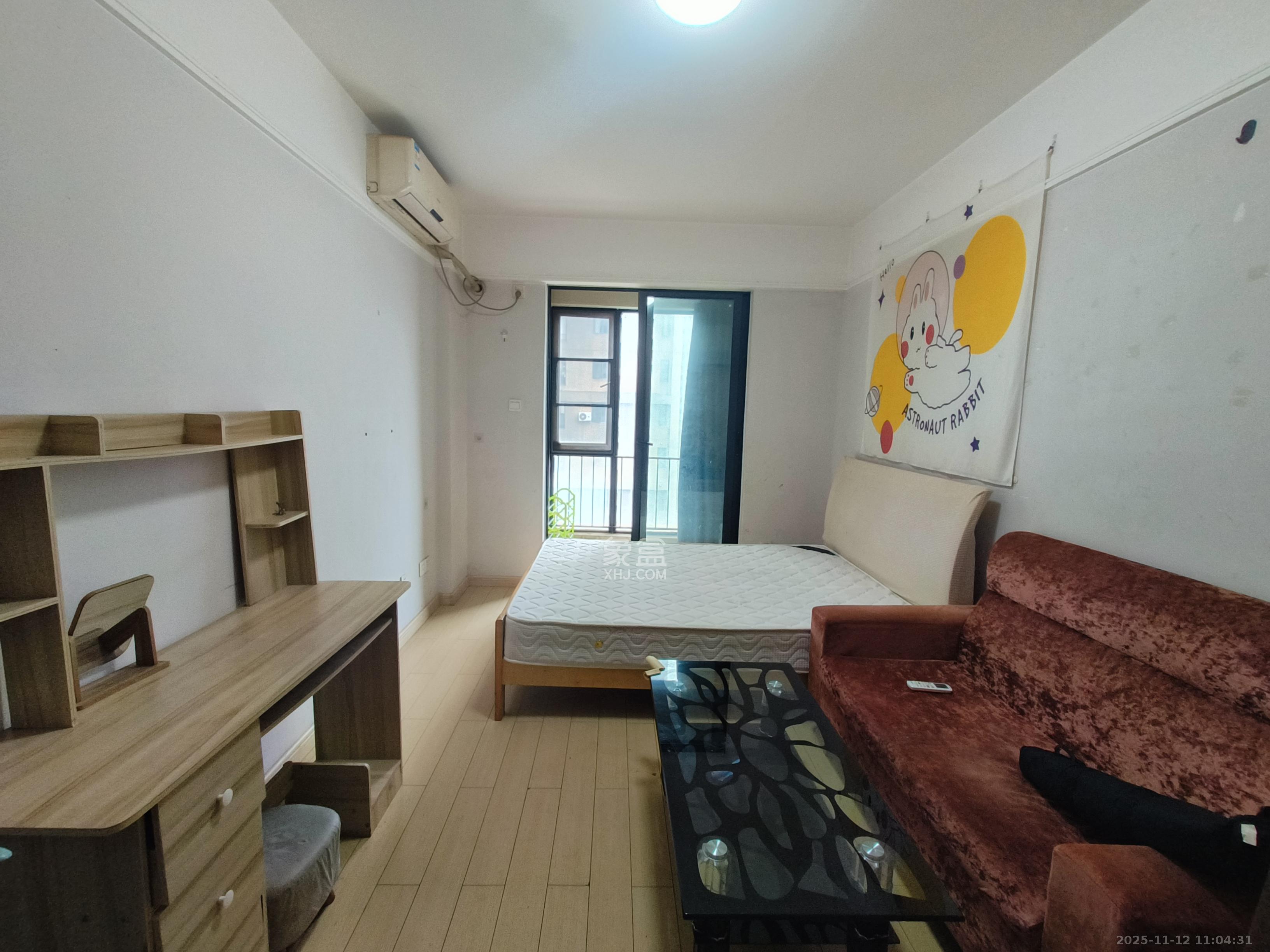 万科城  1室1厅1卫    1300.0元/月