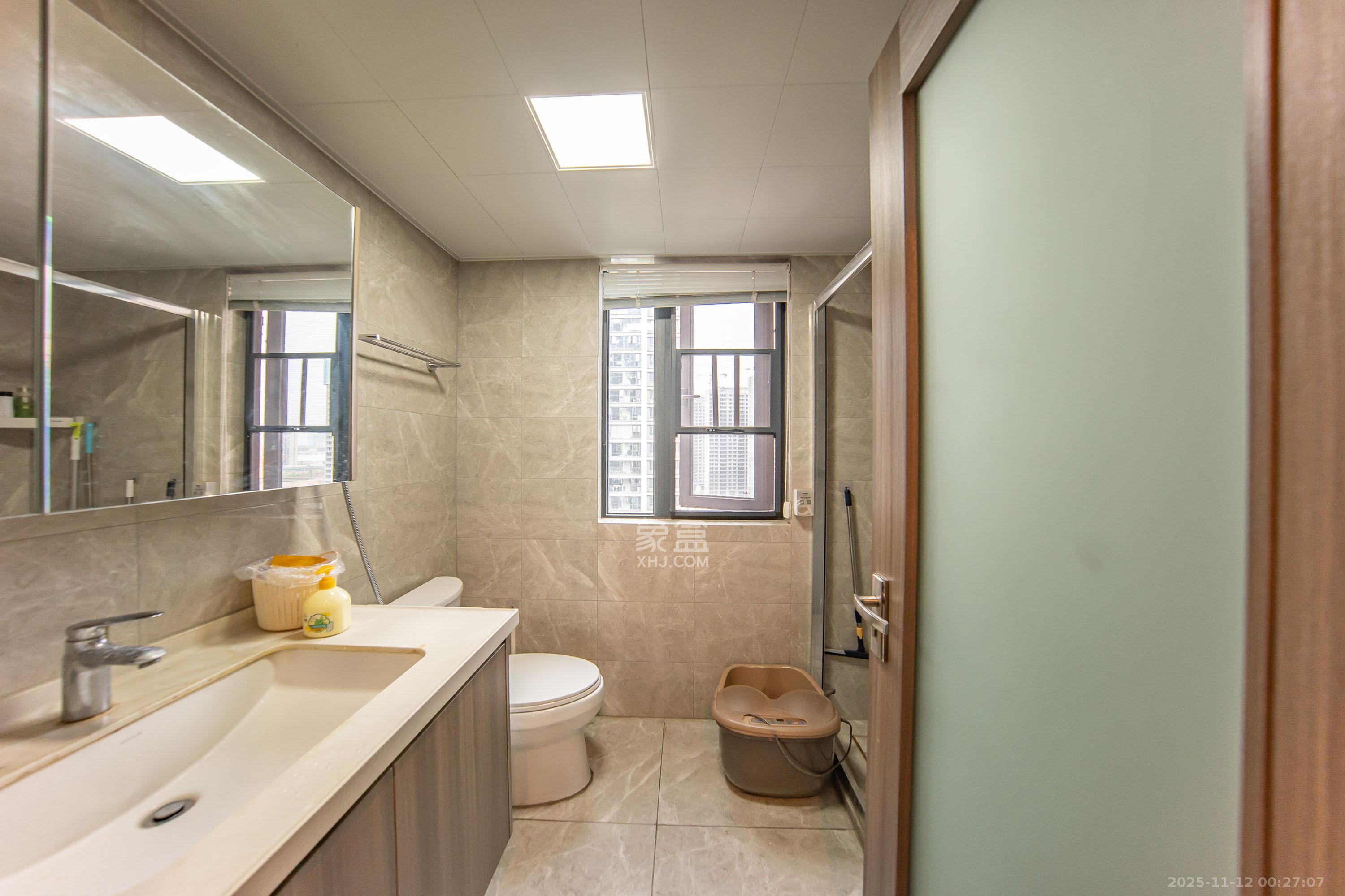 中海阅麓山一期  4室2厅2卫    220.0万卫生间