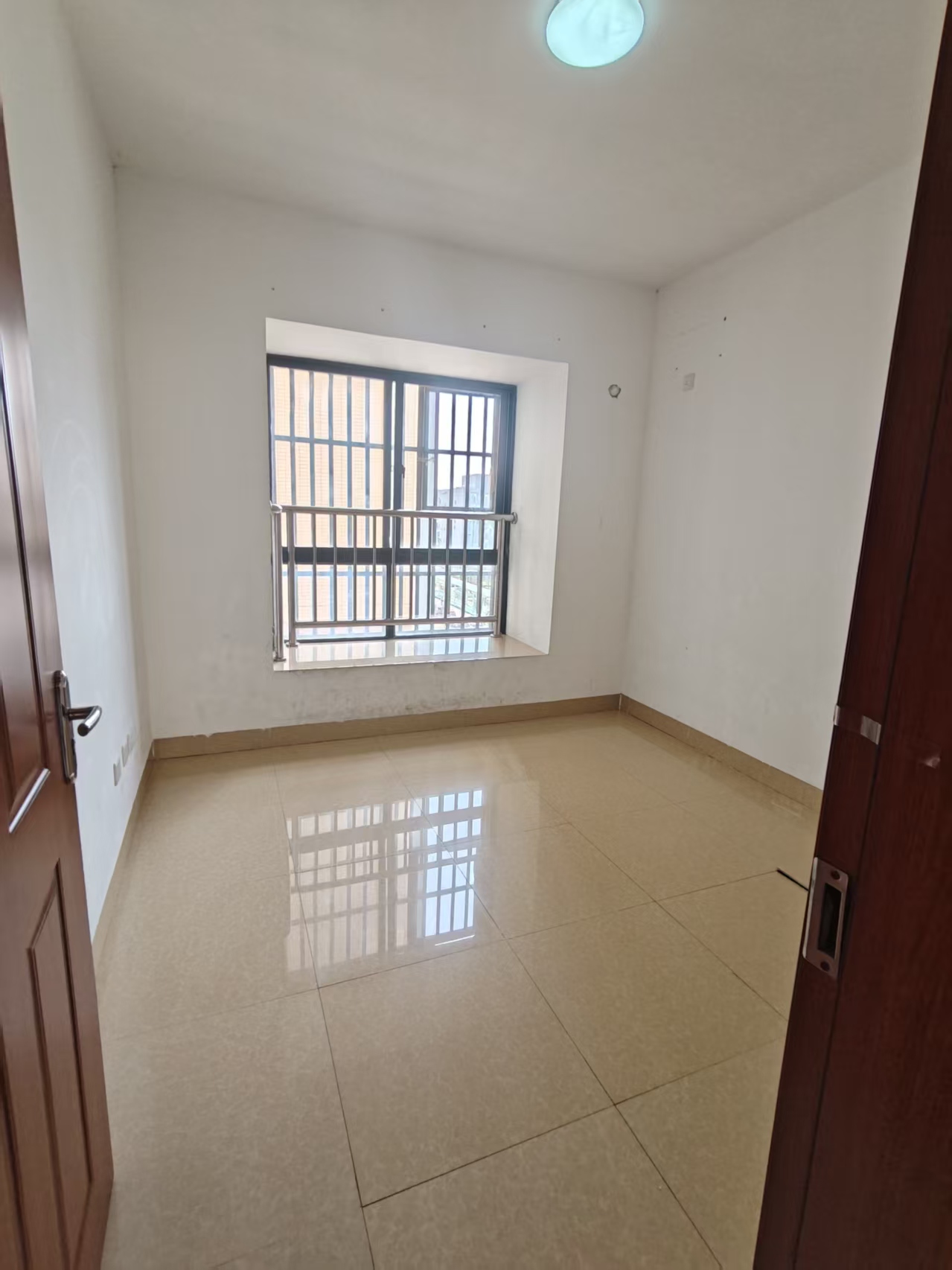 海南医学院第二附属医院职工宿舍区 4室2厅2卫 2800.0元/月 海南医学院第二附属医院职工宿舍区 4室2厅2卫 2800.0元/月室内图