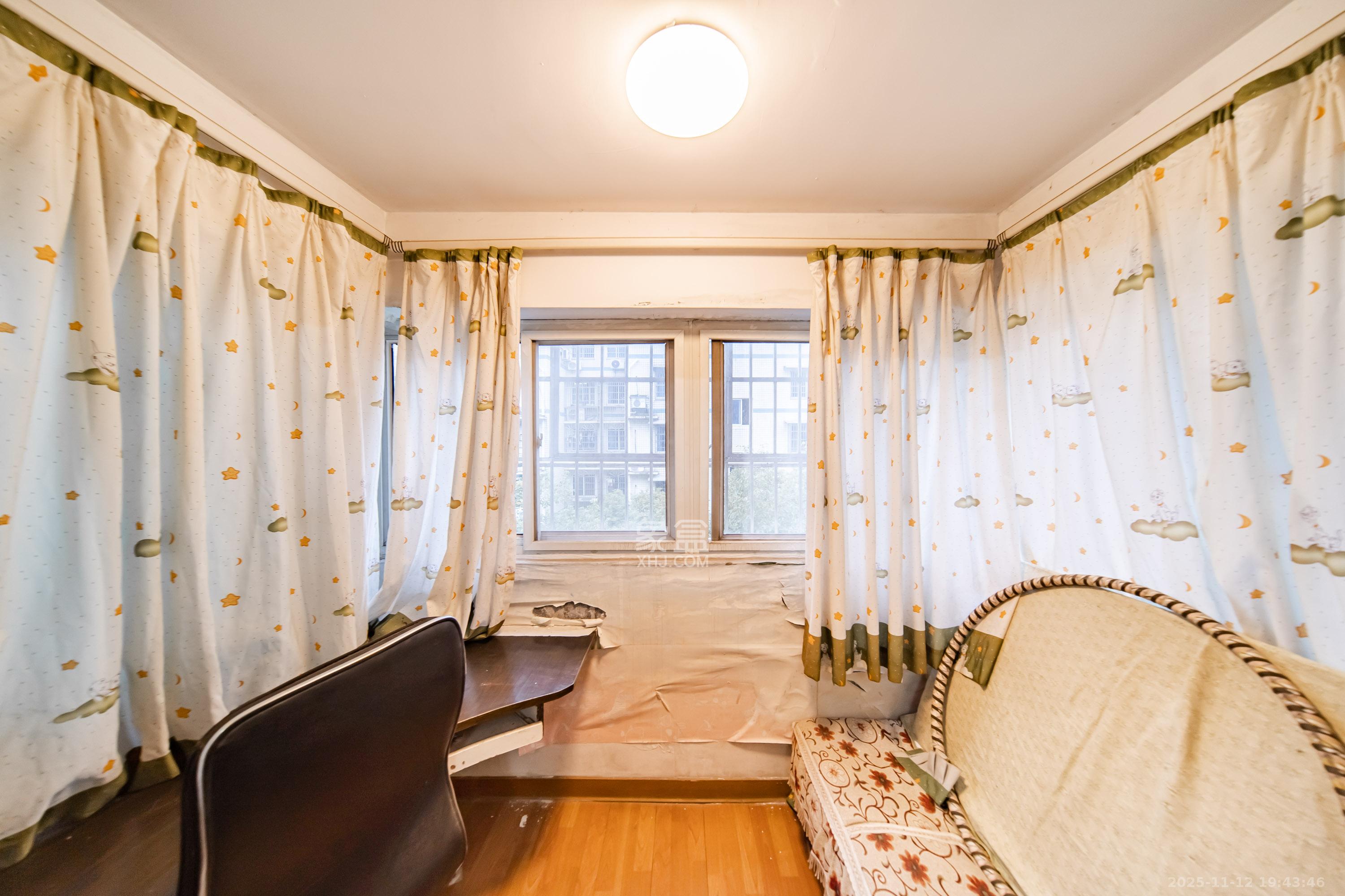 四方小区  2室2厅1卫    62.0万阳台