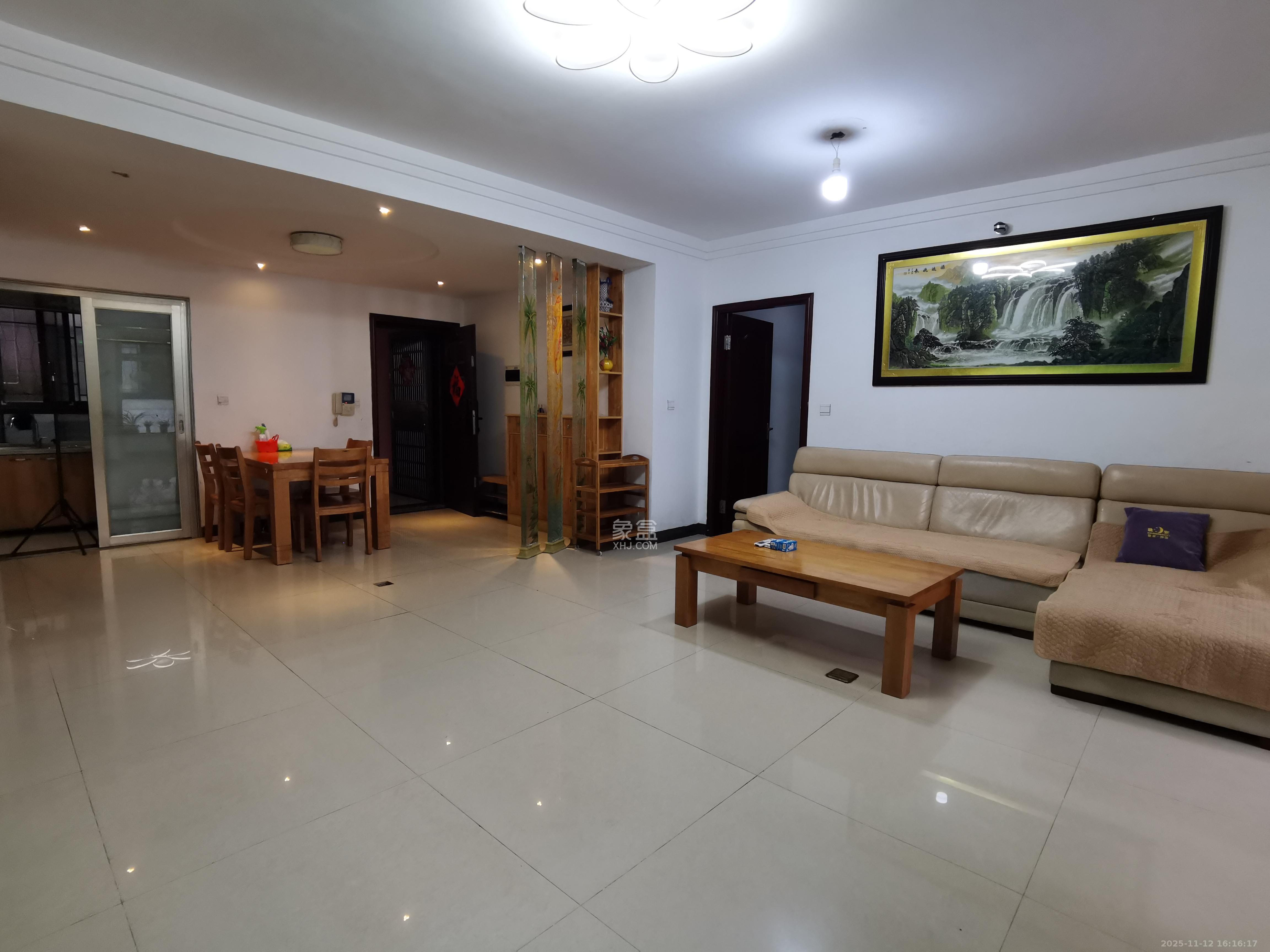 三一街区  3室2厅2卫    1800.0元/月室内图