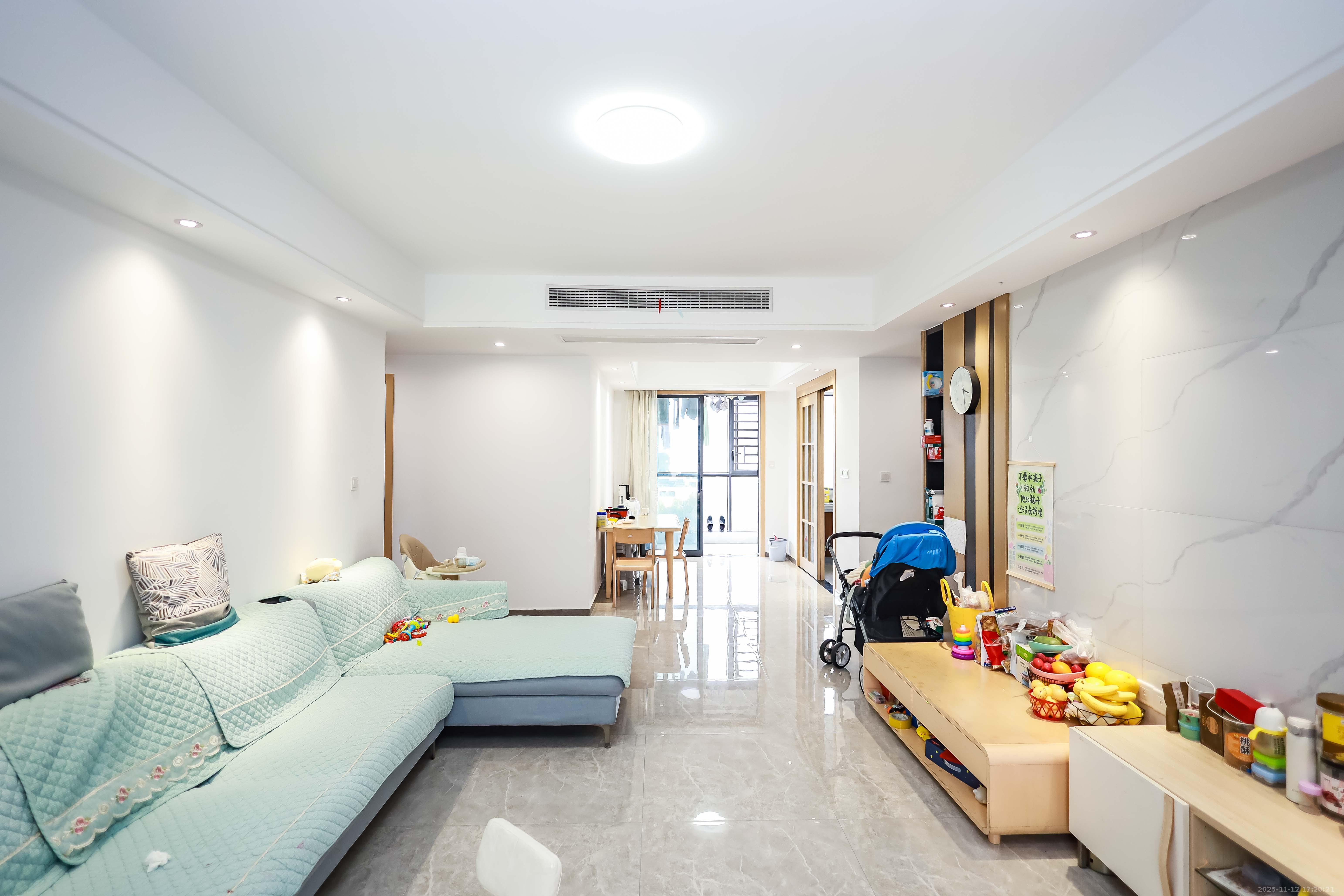 麓谷山湖郡  4室2厅2卫    121.0万客厅