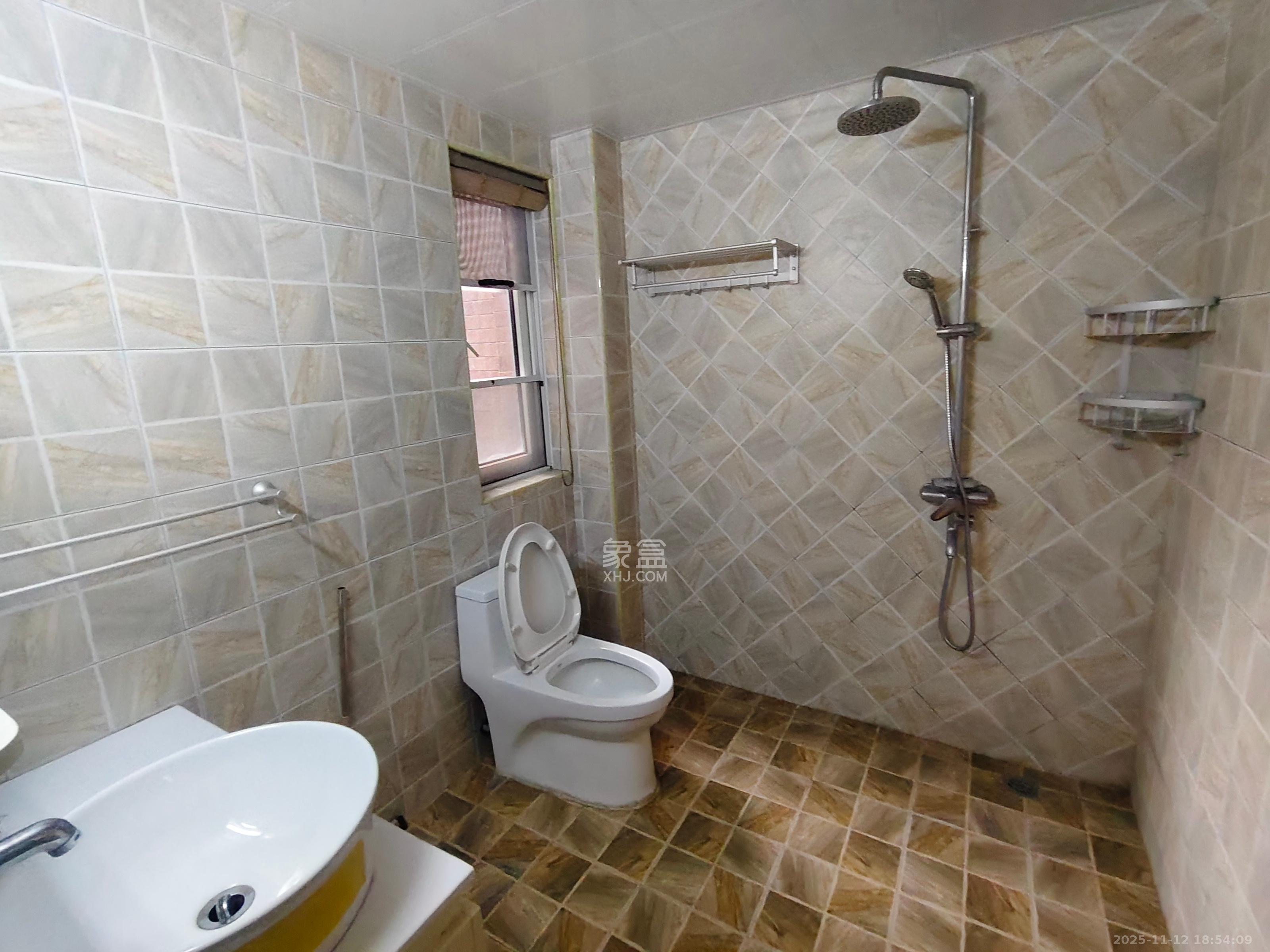 山水湾 3室2厅2卫 2300.0元/月 山水湾 3室2厅2卫 2300.0元/月室内图