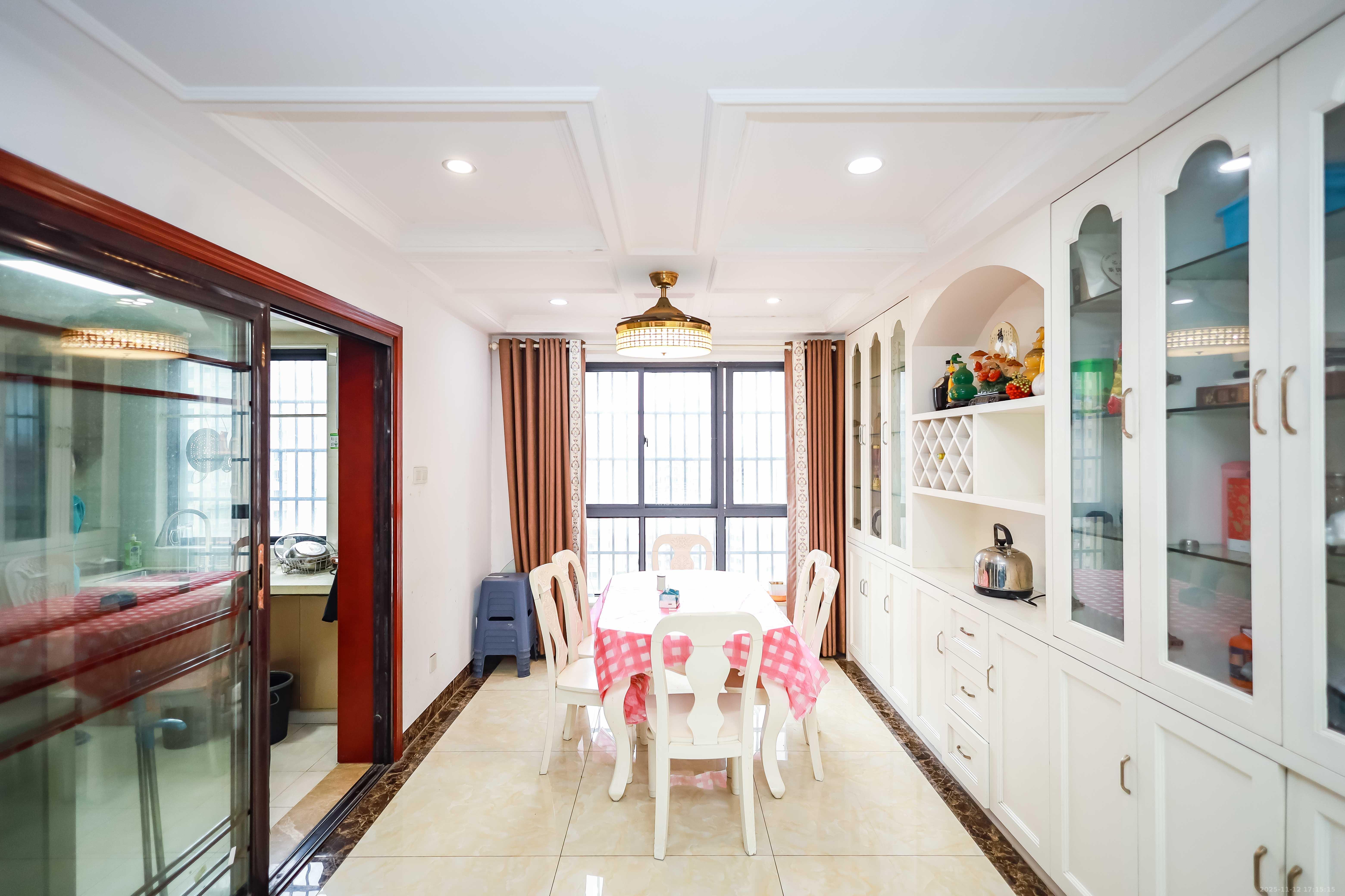 天麓尚层  4室2厅2卫    98.0万客厅