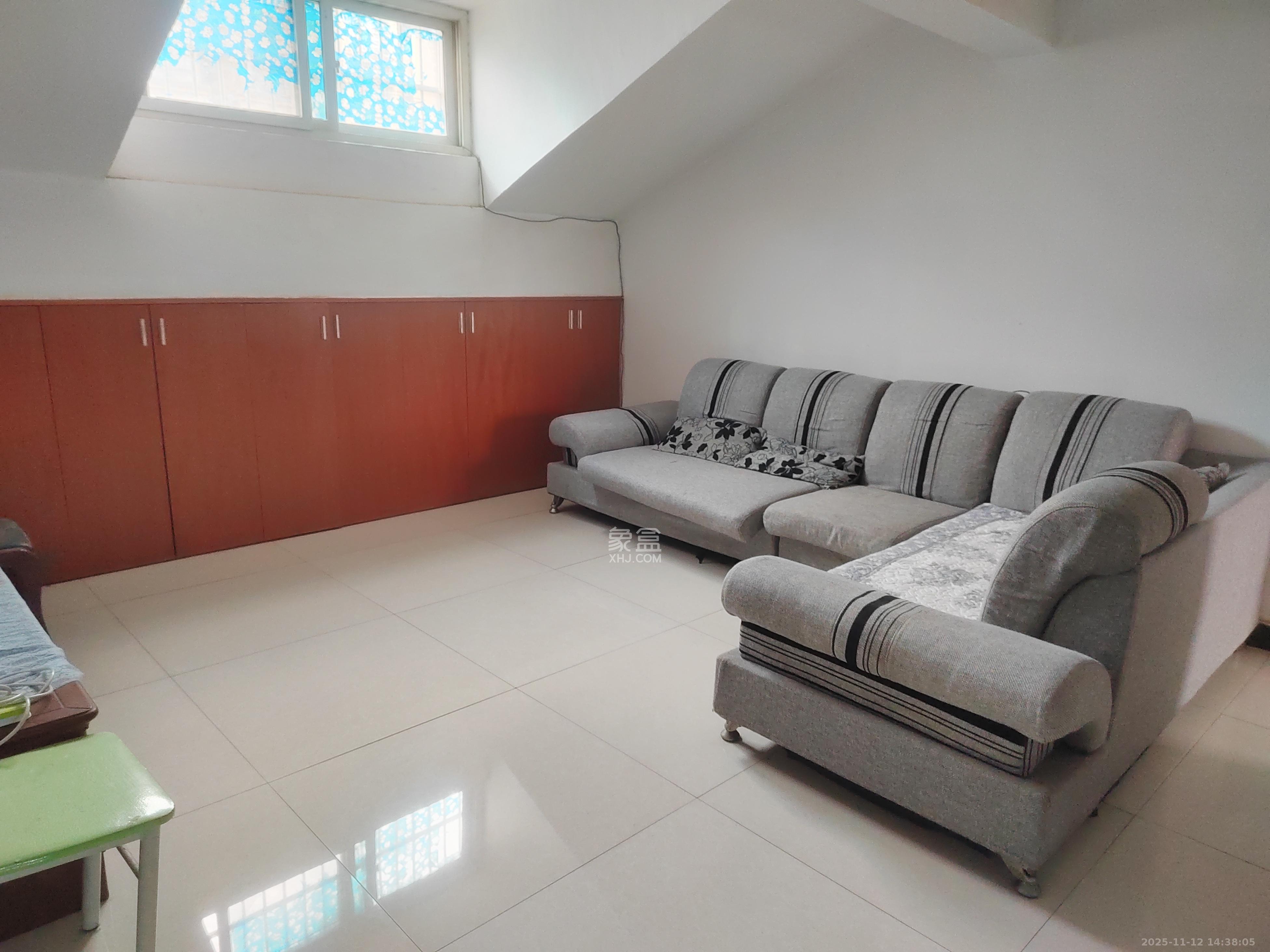 鄱阳小区  5室2厅2卫    1800.0元/月