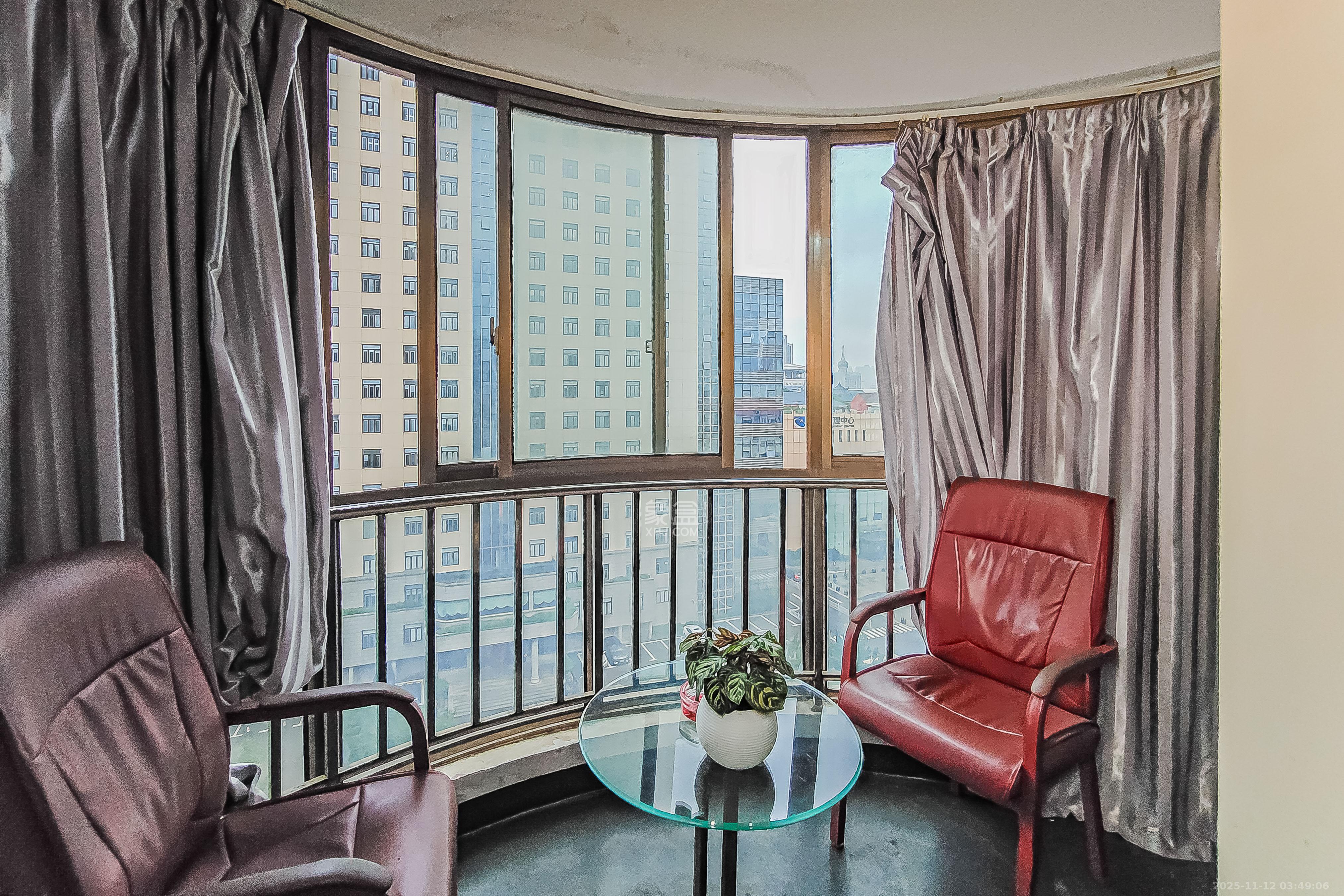 中域蓉城  4室2厅2卫    150.0万阳台