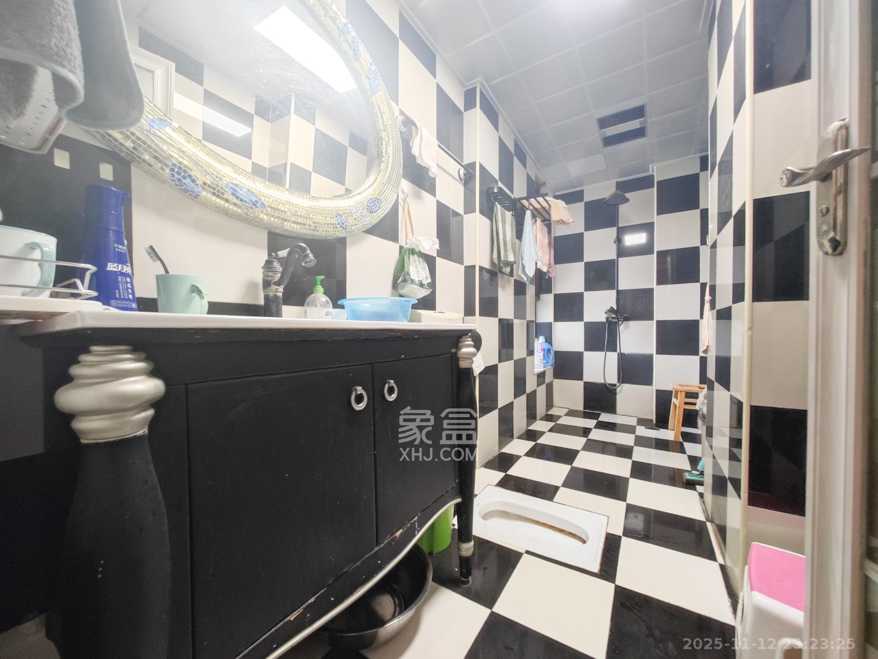 欧莱雅郡 3室2厅1卫 70.0万 欧莱雅郡 3室2厅1卫 70.0万卫生间