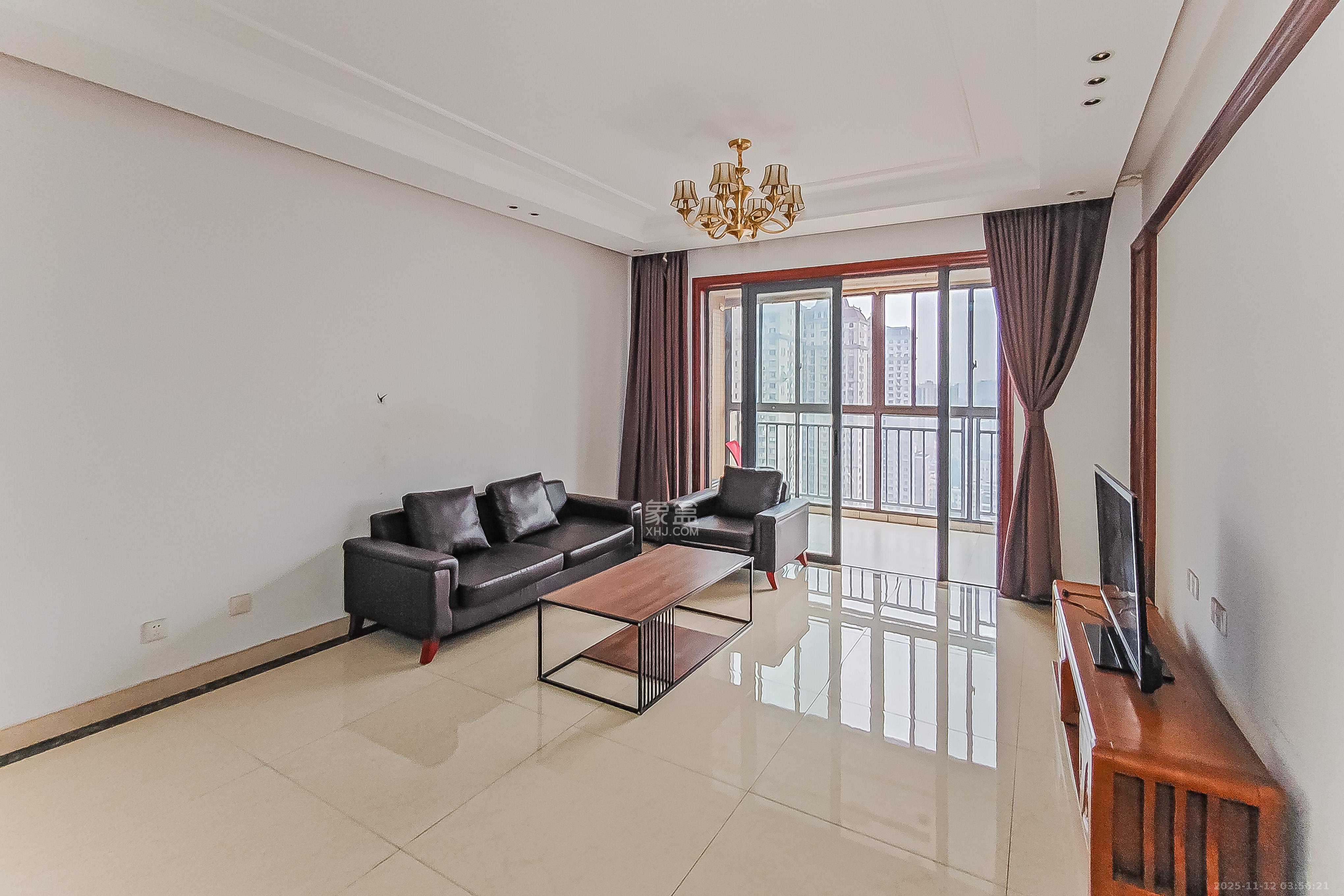 万博汇  3室2厅2卫    180.0万客厅