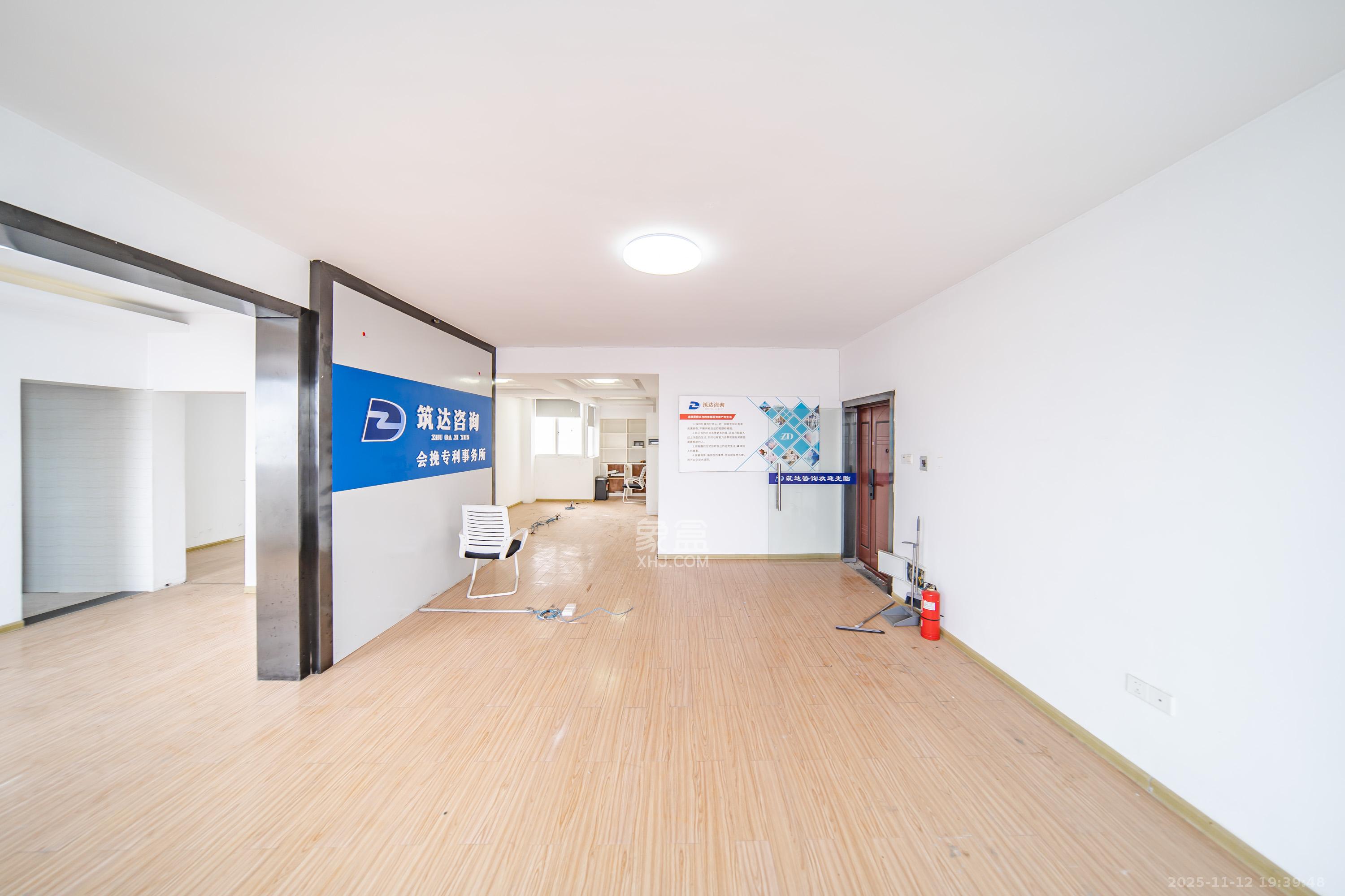 永通商邸 4室2厅1卫 105.0万 永通商邸 4室2厅1卫 105.0万客厅