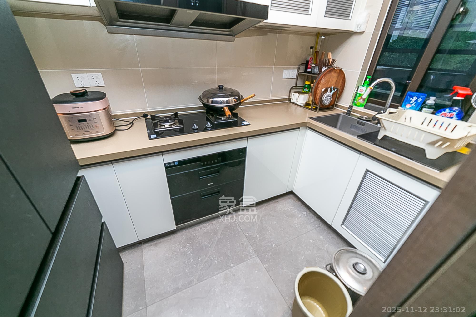 新力铂园(江山云著) 3室2厅2卫 130.0万 新力铂园(江山云著) 3室2厅2卫 130.0万厨房