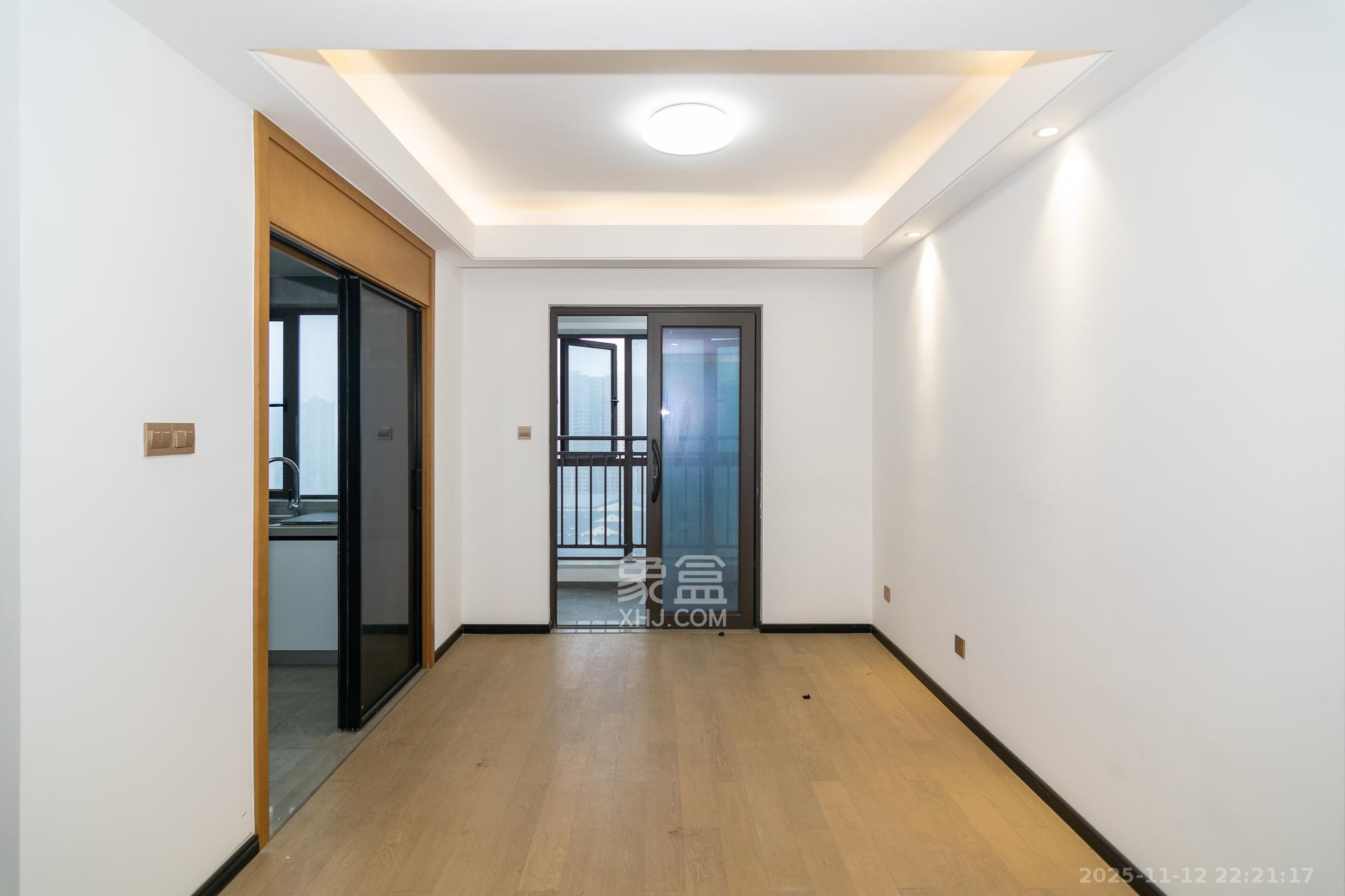 润和美郡（润和紫郡五期）  5室2厅2卫    108.0万客厅