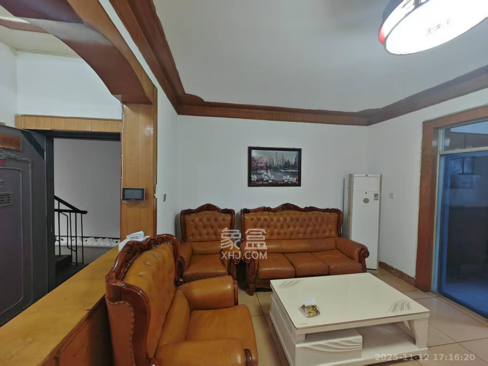 高家坪住宅新区  3室2厅2卫    3200.0元/月室内图