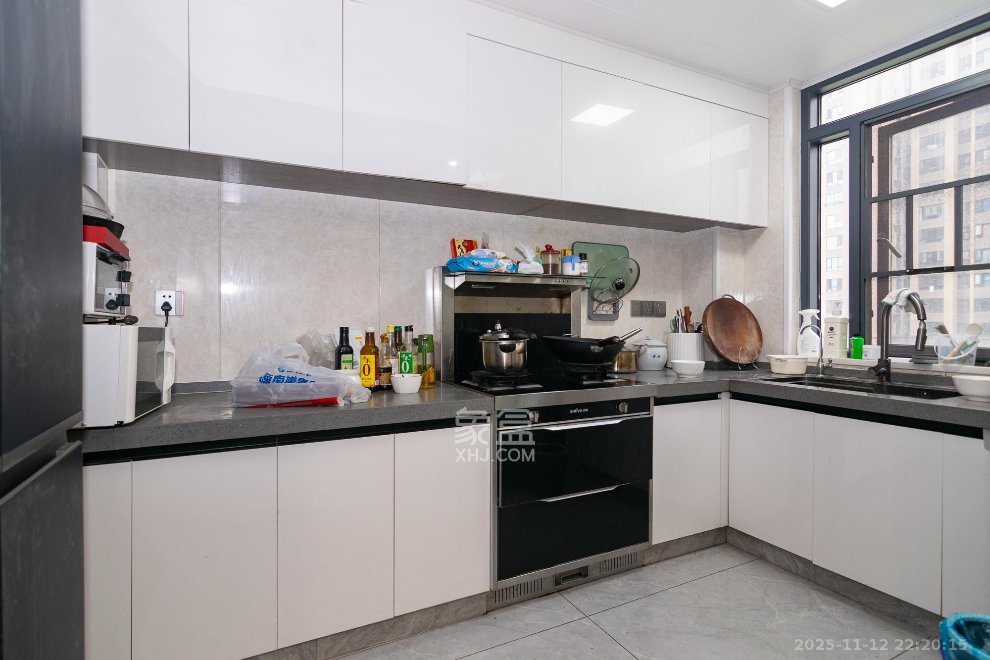 金地三千府(金地湖山樾、金地自在城) 4室3厅3卫 92.0万 金地三千府(金地湖山樾、金地自在城) 4室3厅3卫 92.0万厨房